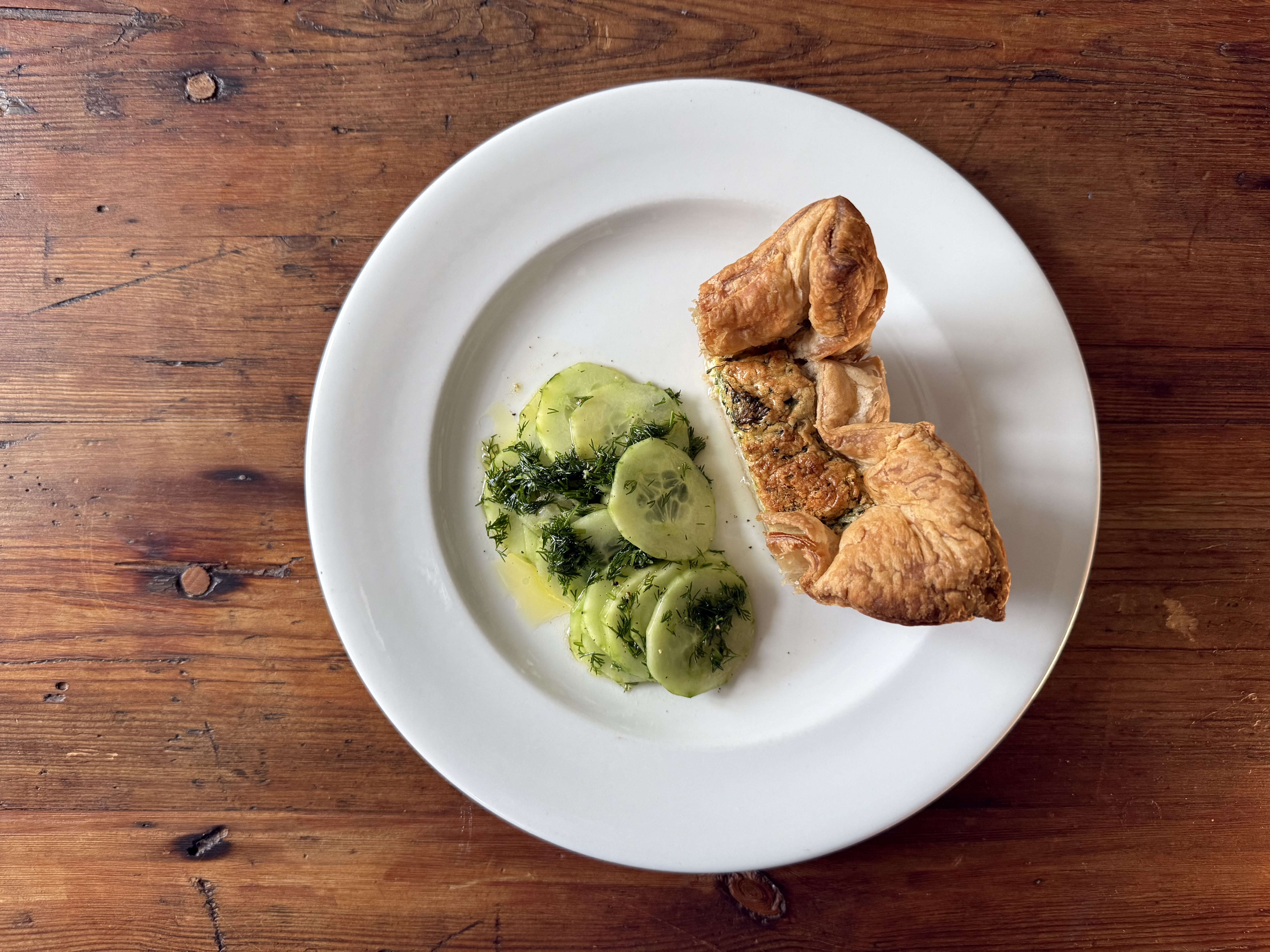 Broccolitærte med agurkesalat