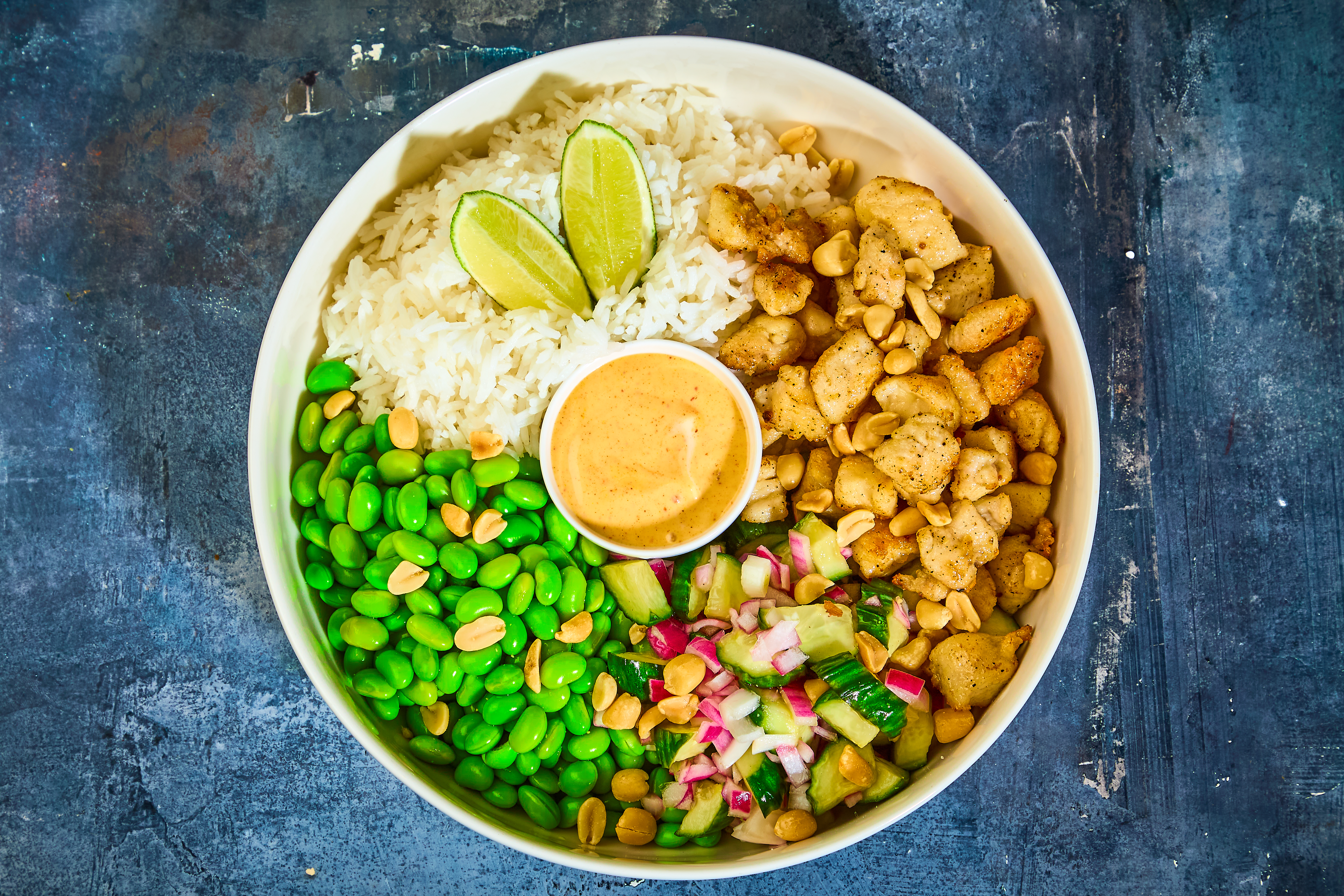 Poké bowl med koreansk gochugaru-kuller, ris, agurkesalat og mukimame