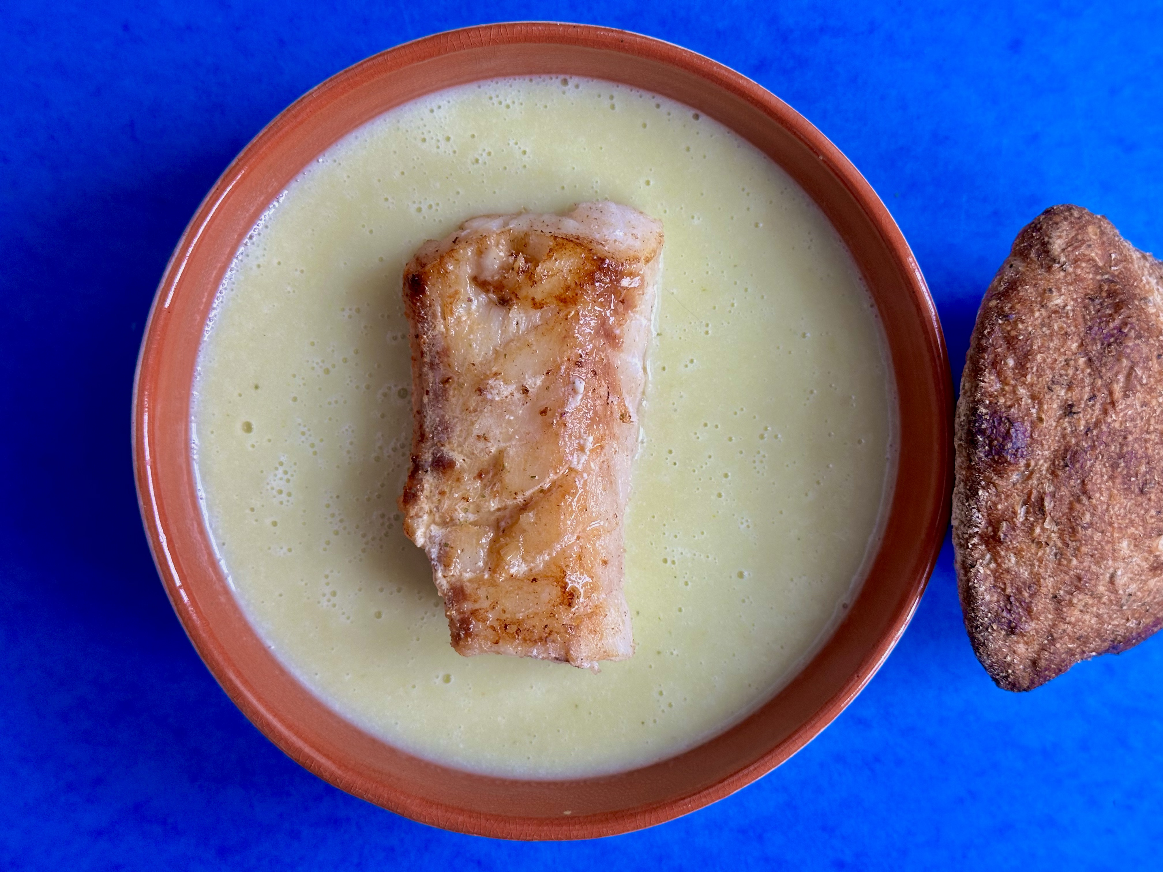 Stegt kulmule i kartoffelporre suppe med persillerod og brød