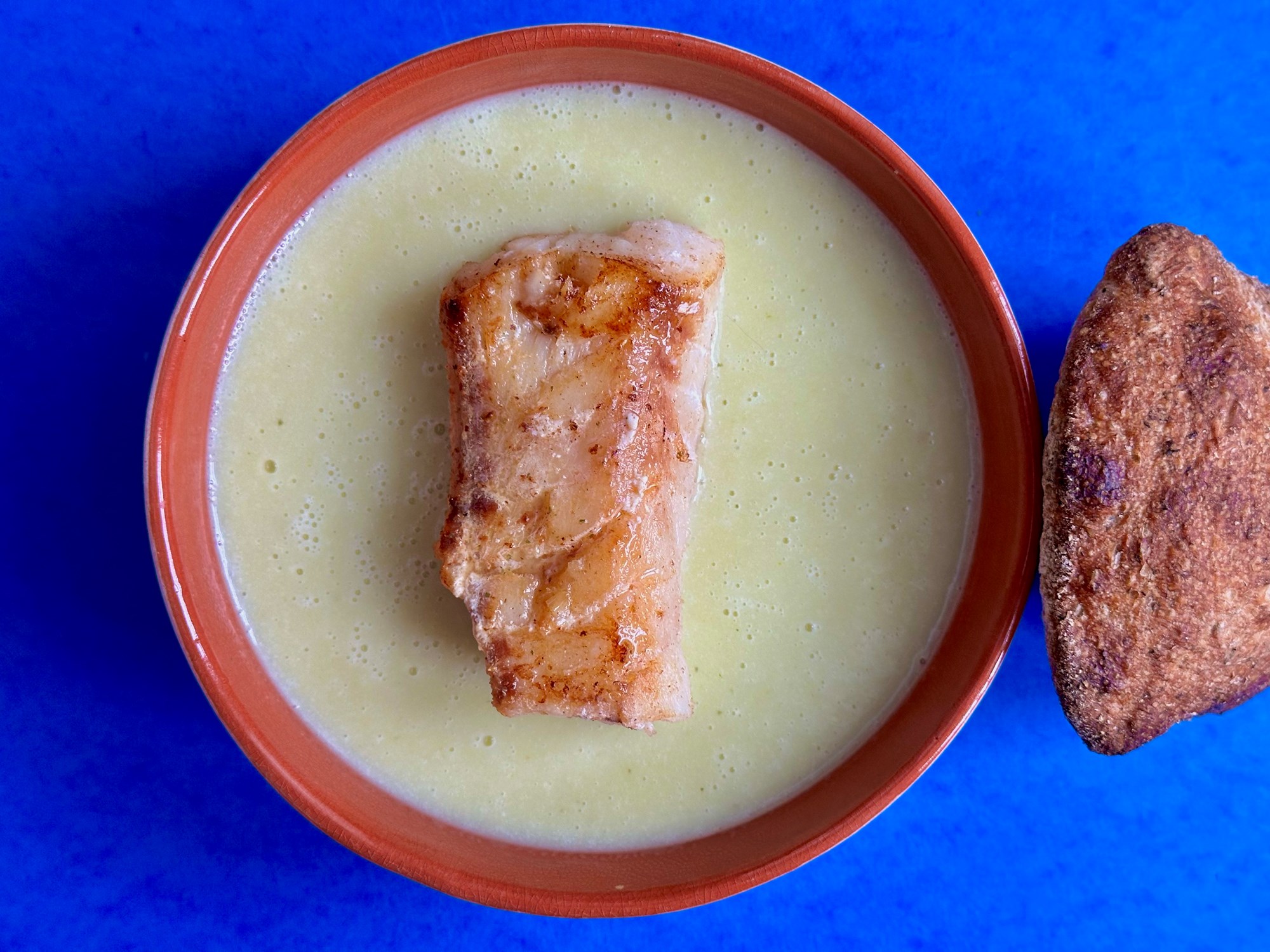 Stegt kulmule i kartoffelporre suppe med persillerod og brød