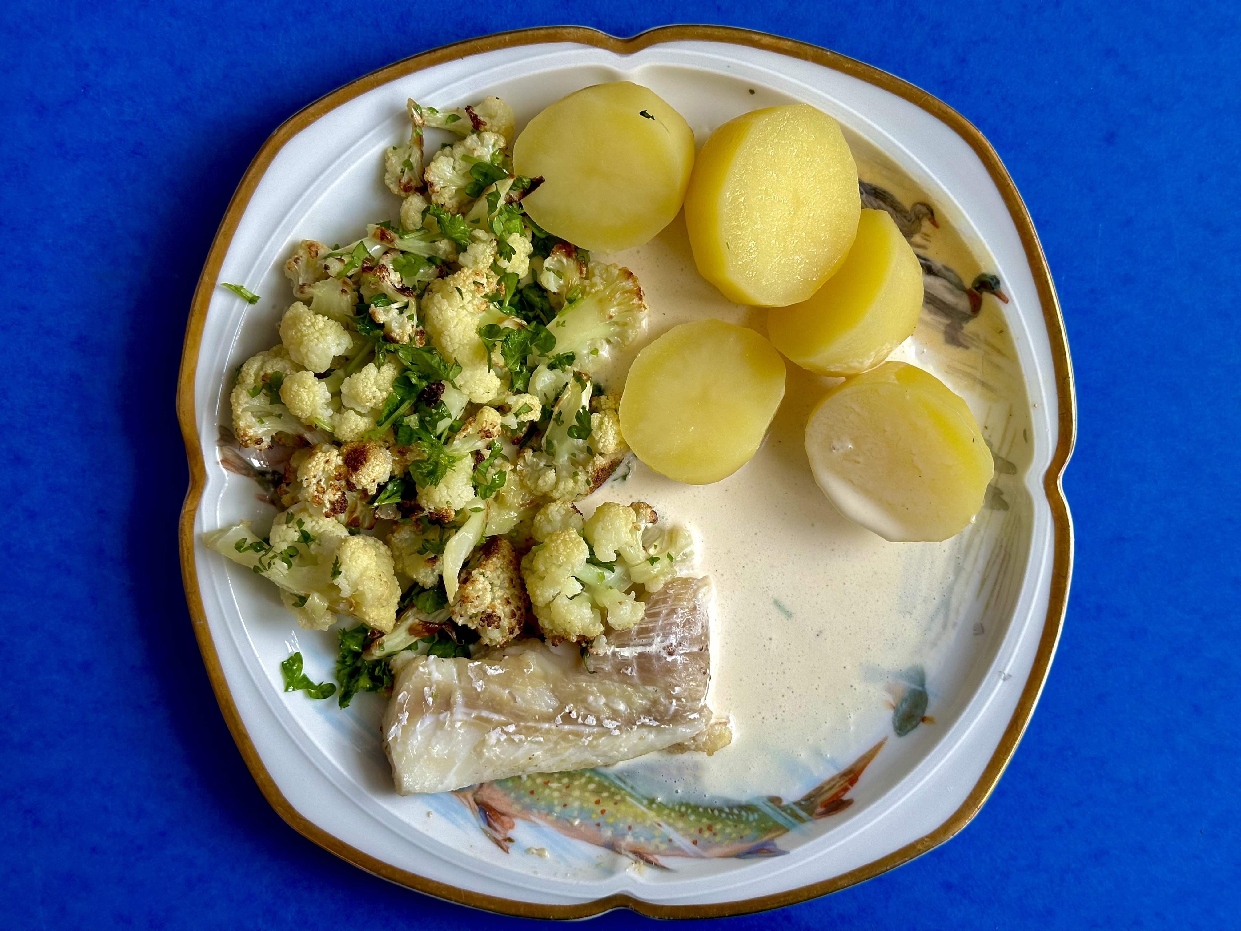 Dampet kuller med blomkål og hvid pebersauce