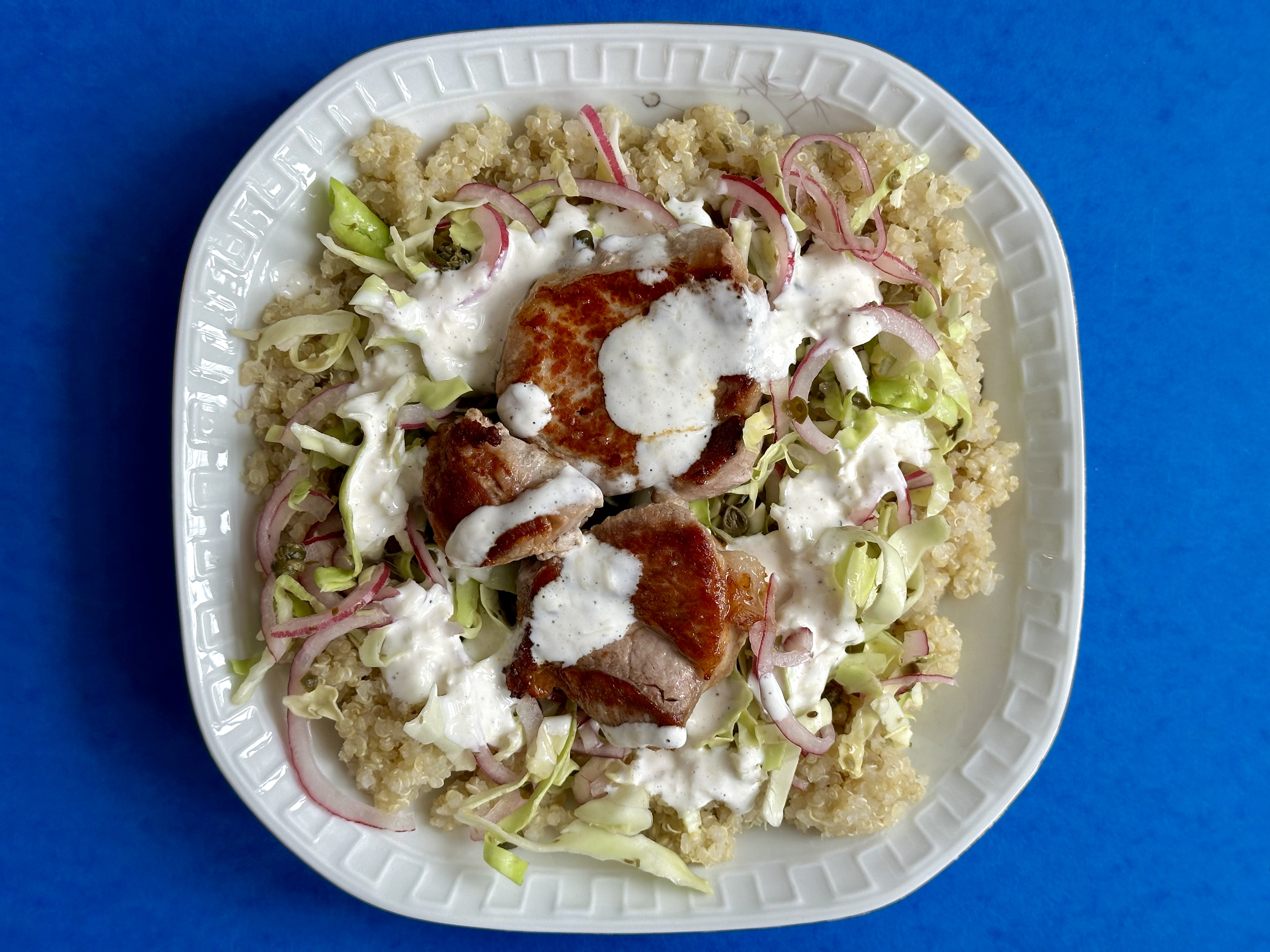 Filet a la mørbrad med stegt spidskål i cæsar dressing med kapers