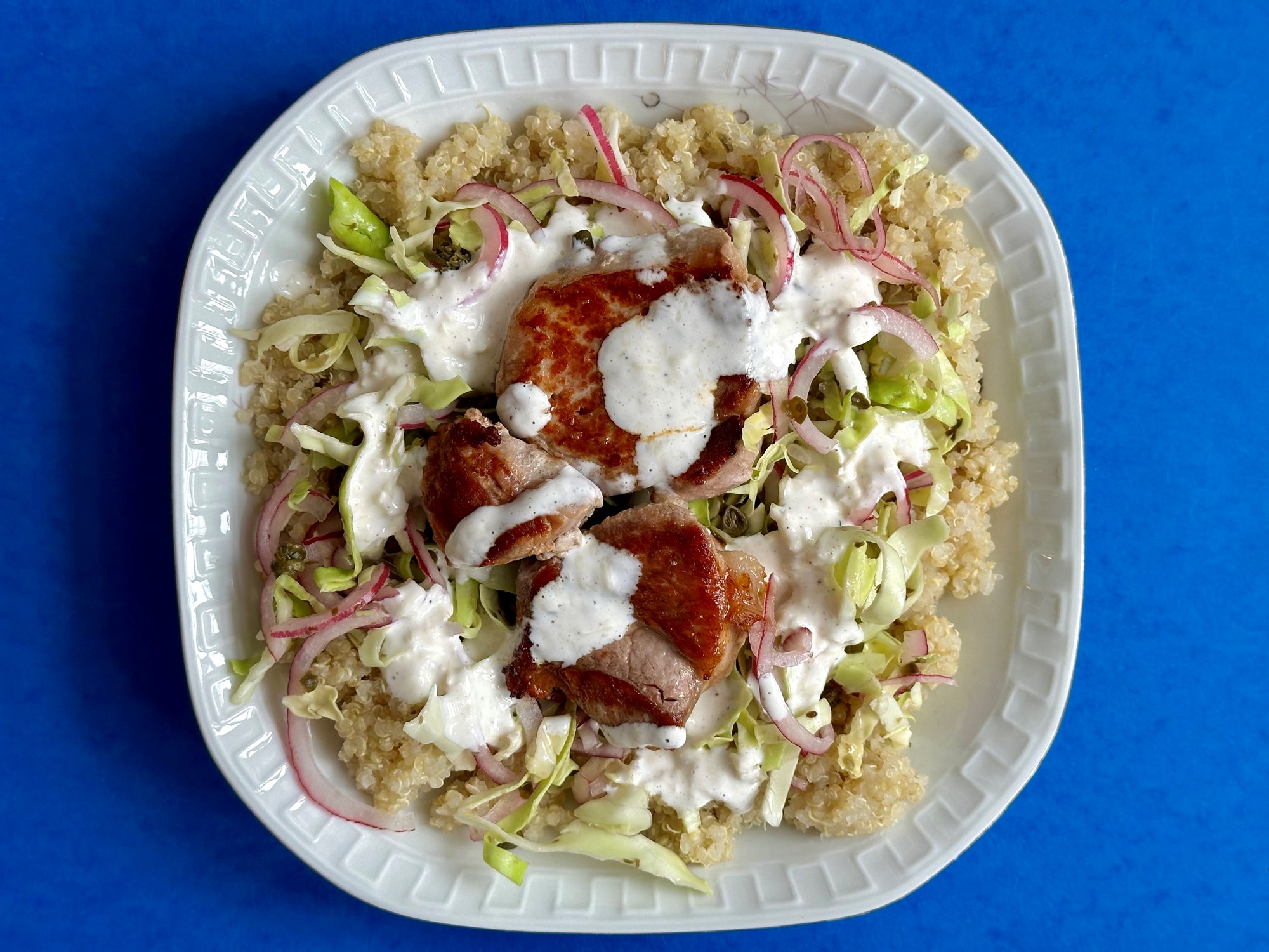 Filet a la mørbrad med spidskål i cæsar dressing med kapers