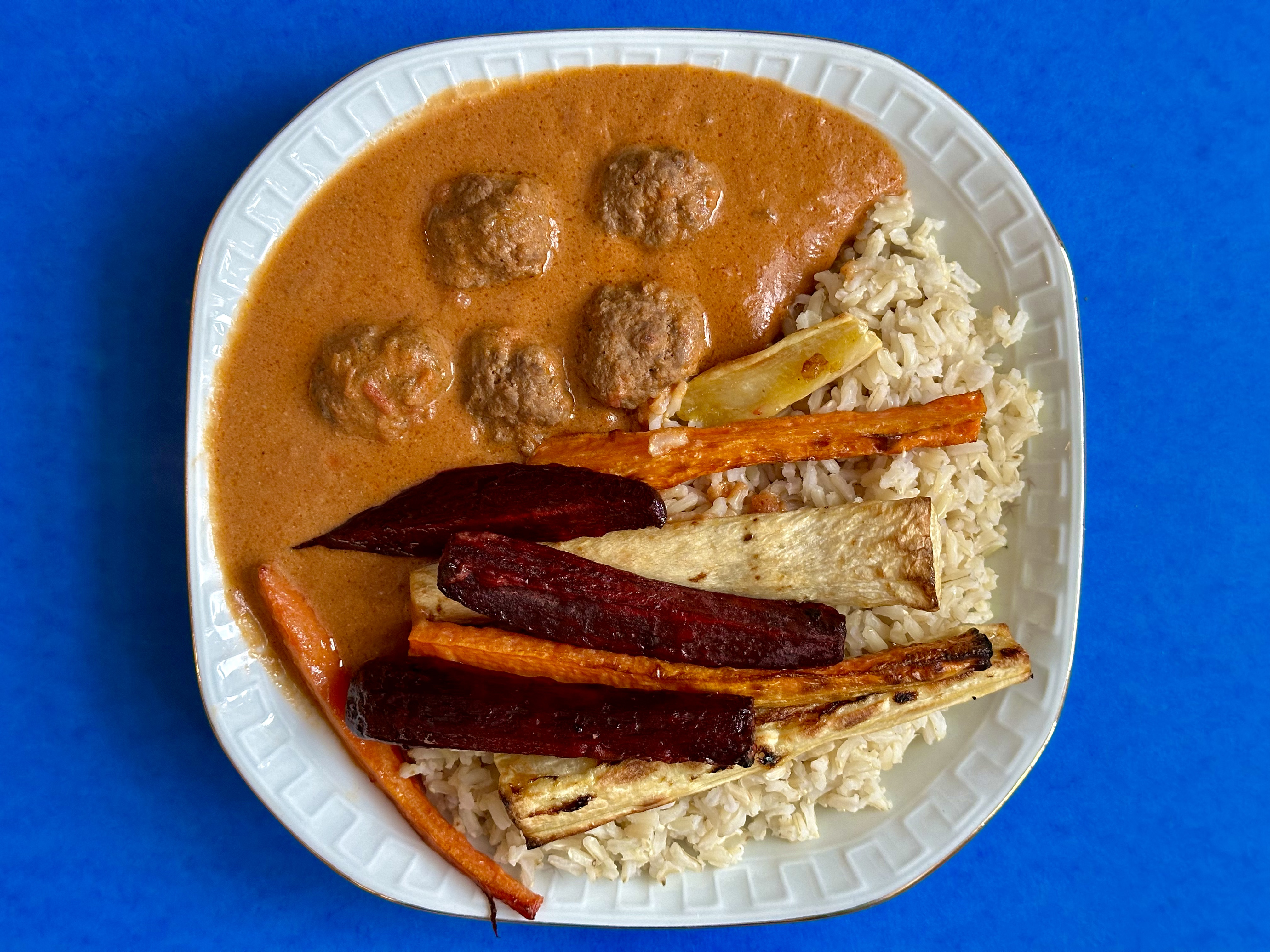 Oksekød i nem karryret med syrlige bagte rodfrugter