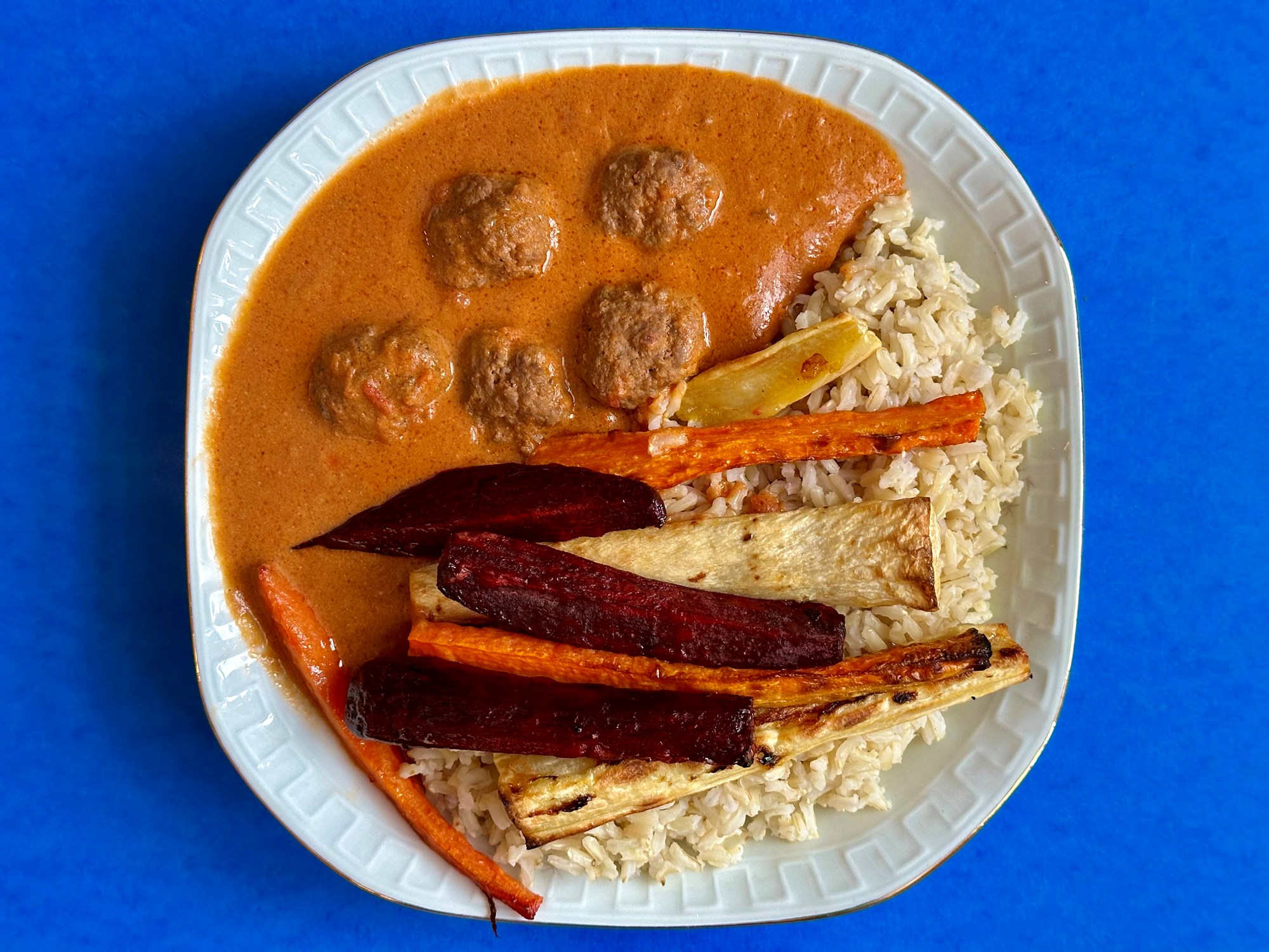 Oksekød i nem karryret med syrlige bagte rodfrugter