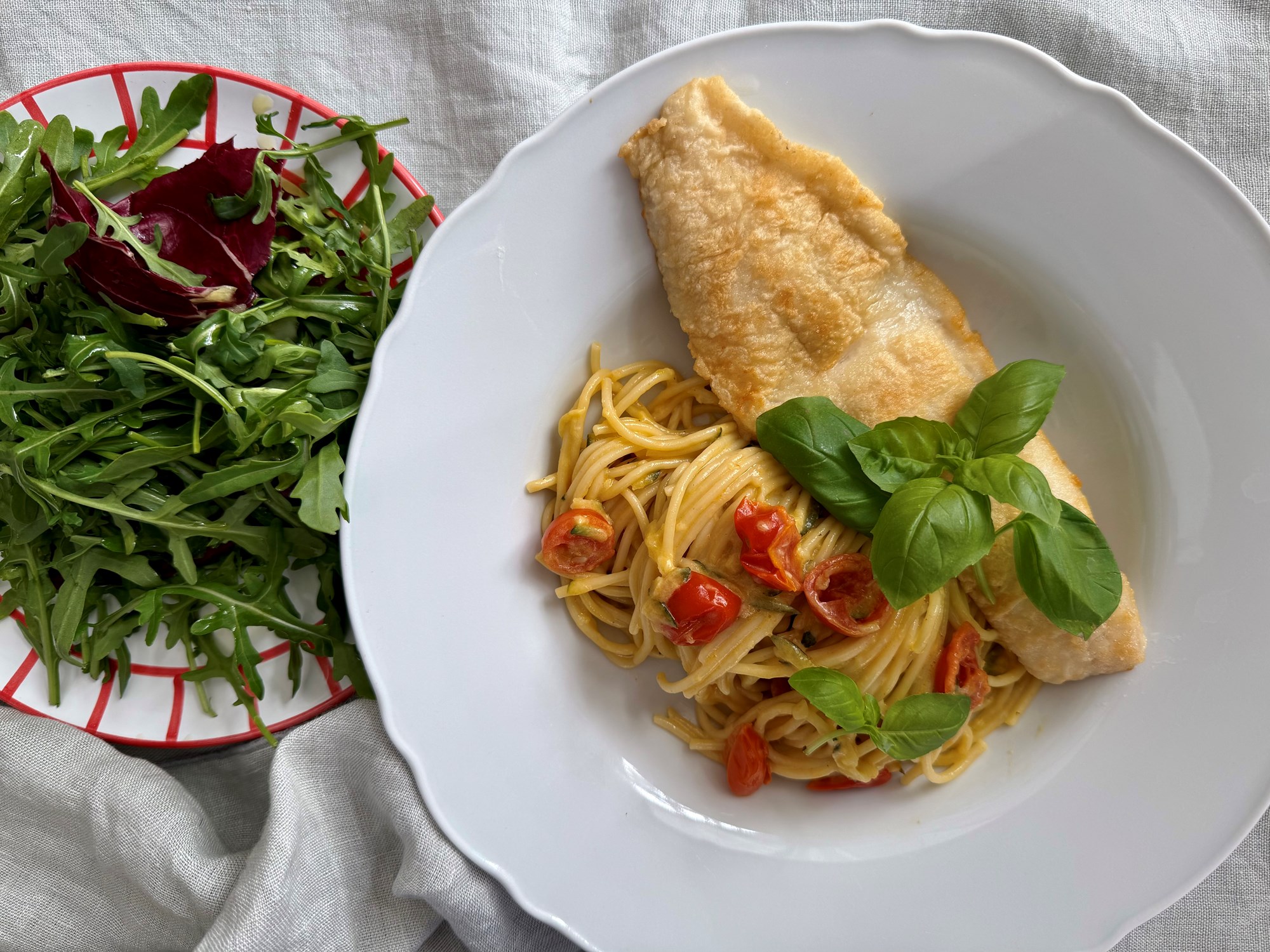 Meunierestegt kuller og cremet pasta med squash og basilikum