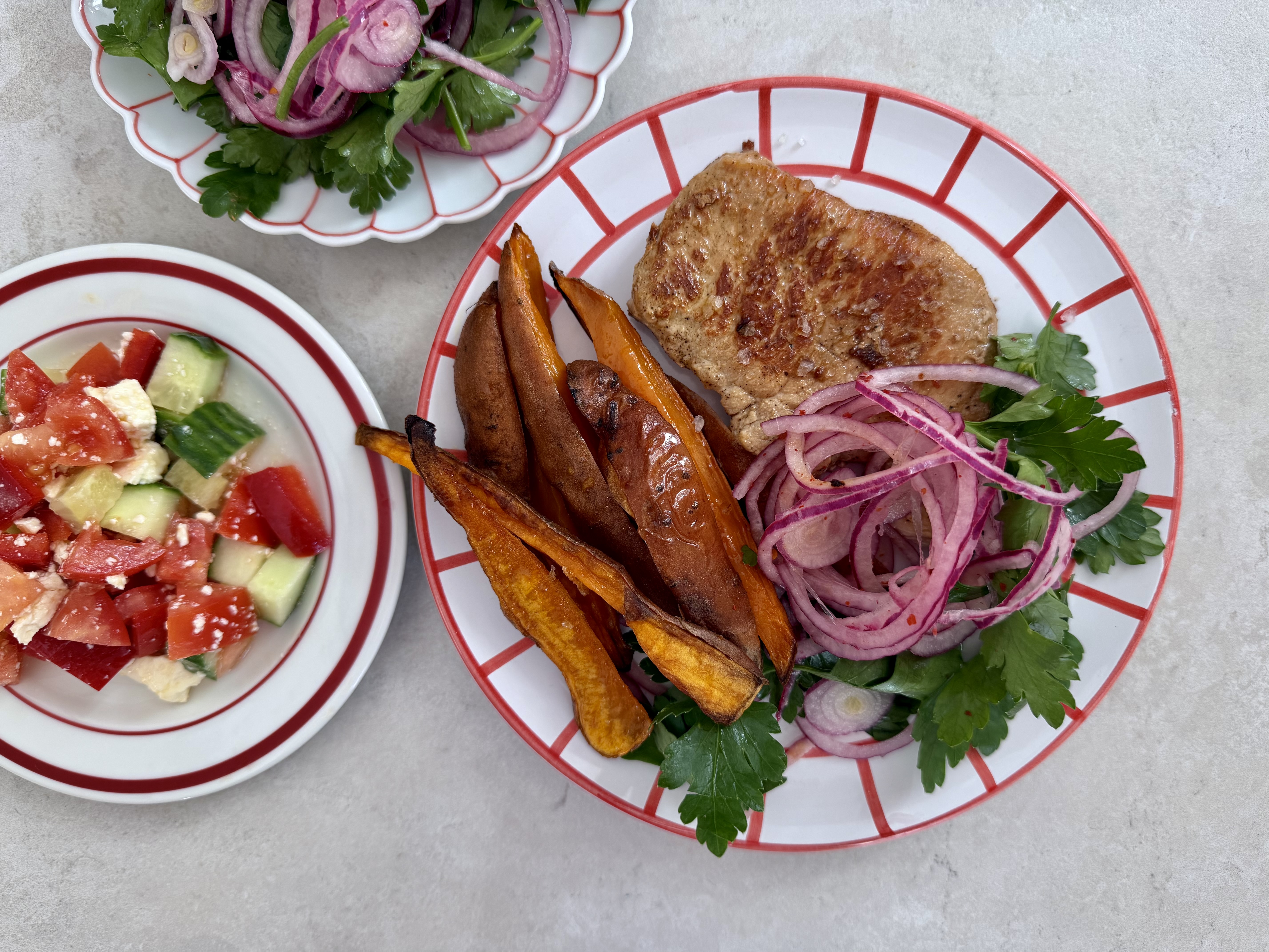 Koteletter med søde kartofler og løgsalat med persille