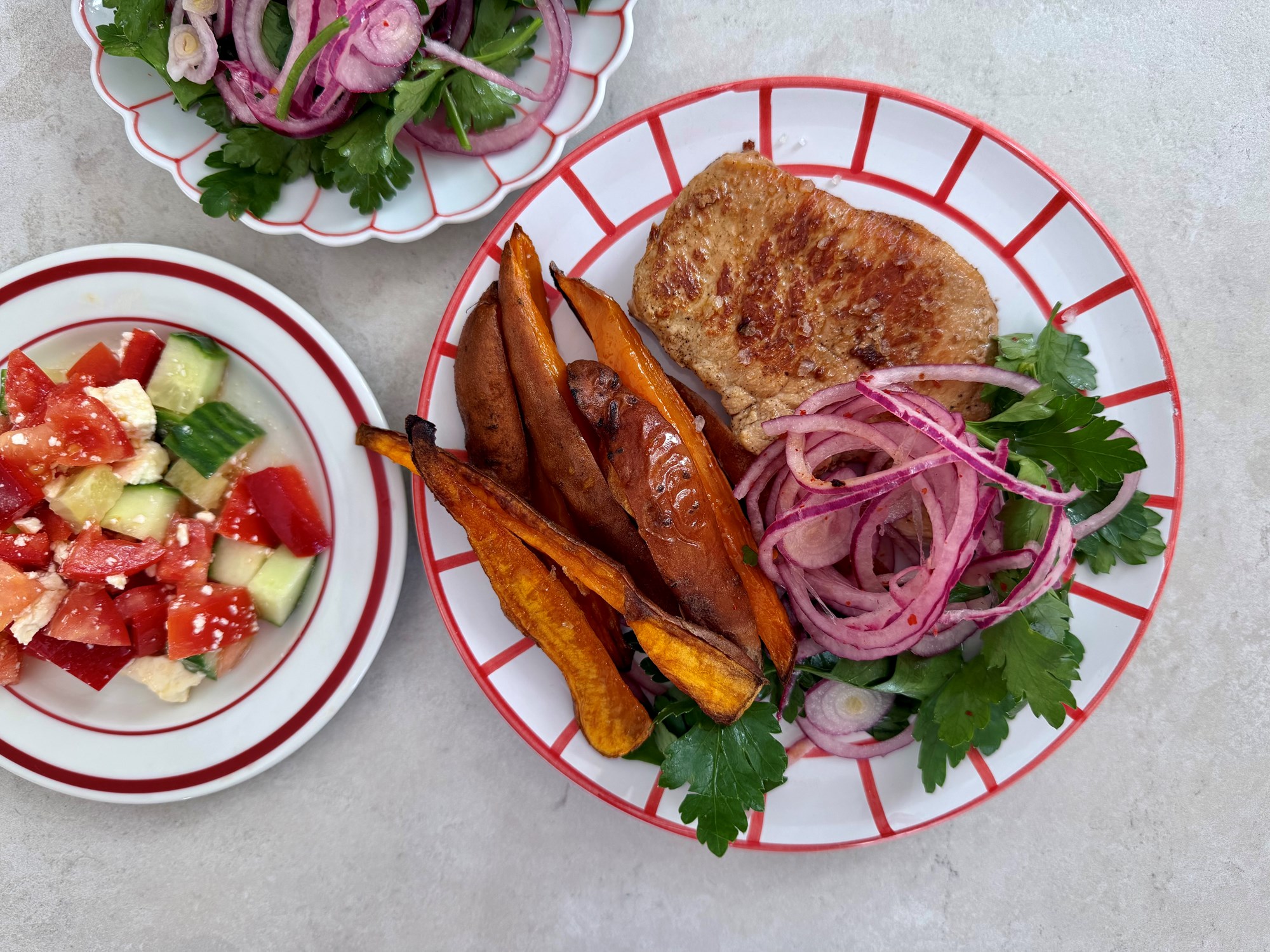 Koteletter med søde kartofler og løgsalat med persille