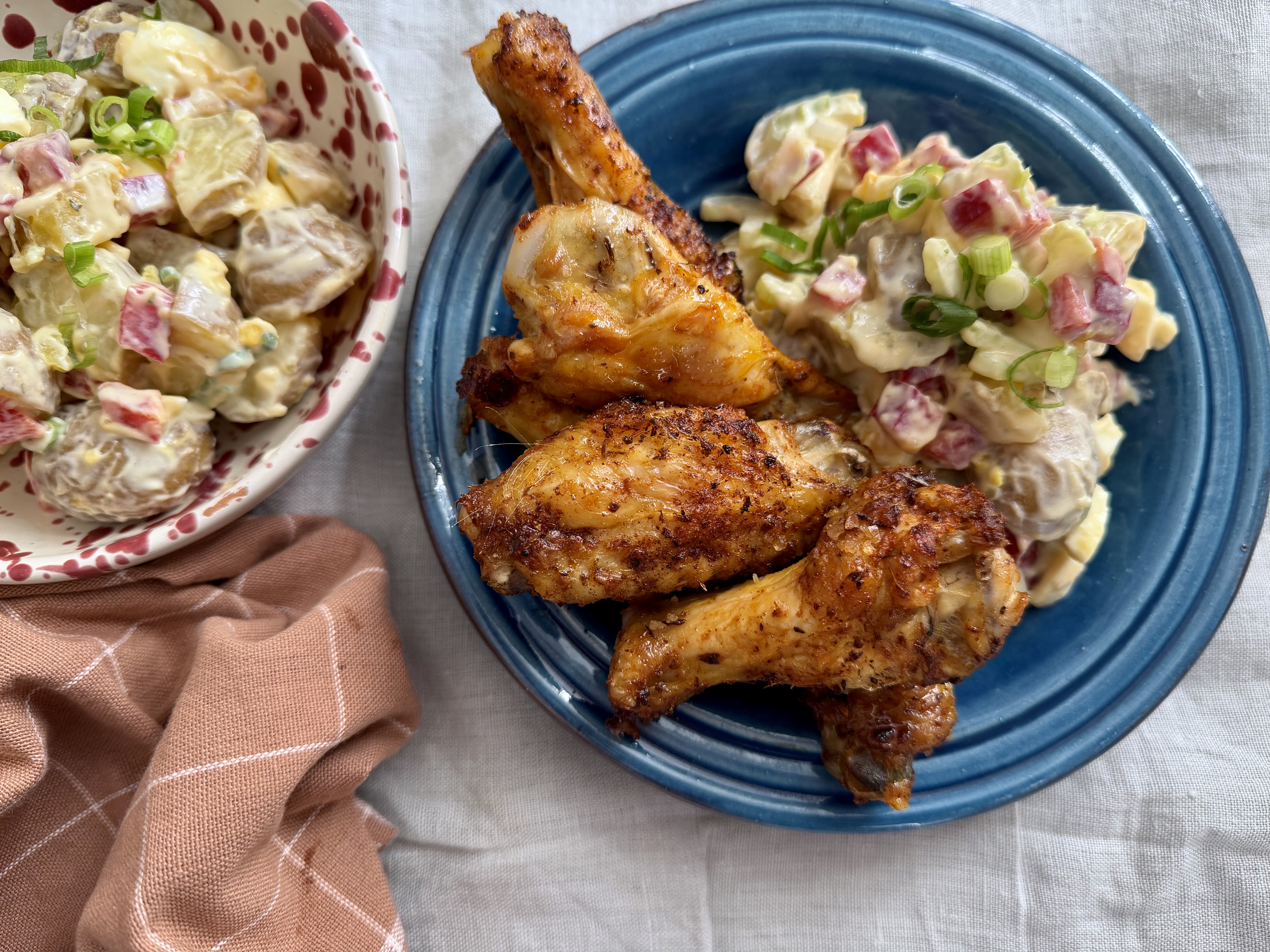 BBQ kyllingevinger og fyldig kartoffelsalat med æg og peberfrugt