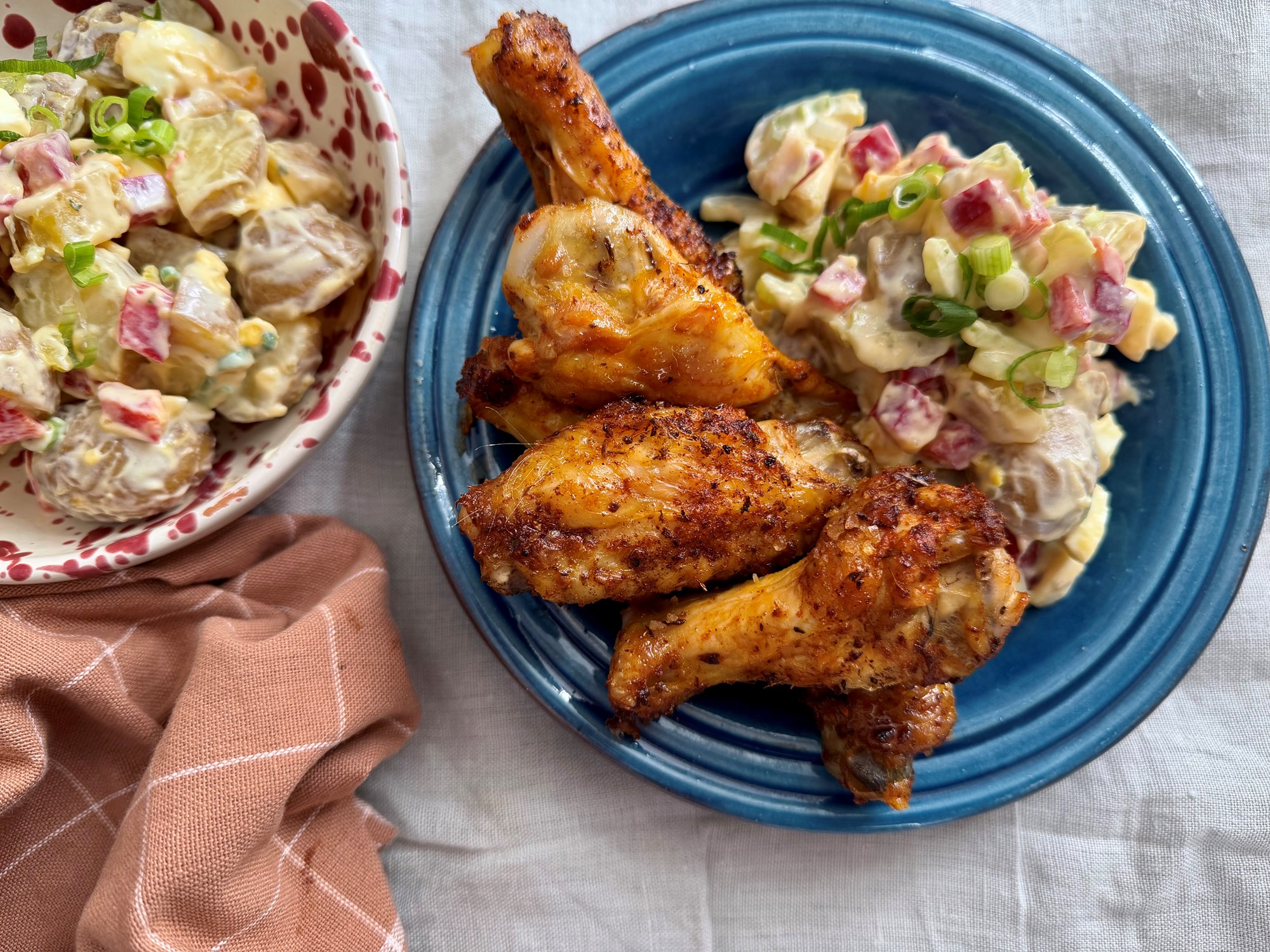 BBQ kyllingevinger og fyldig kartoffelsalat med æg og peberfrugt