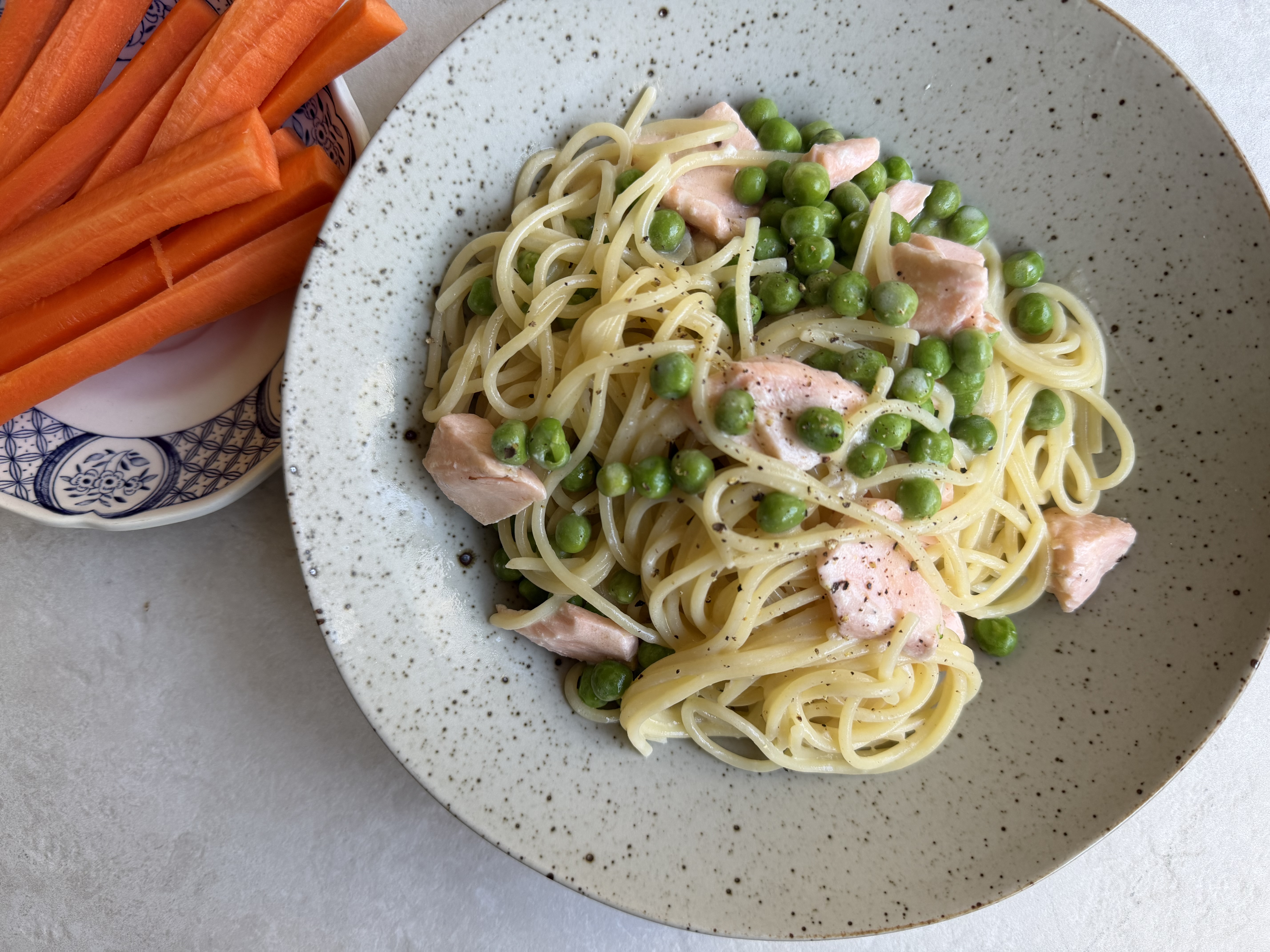 Cremet pasta med laks, ærter og citron