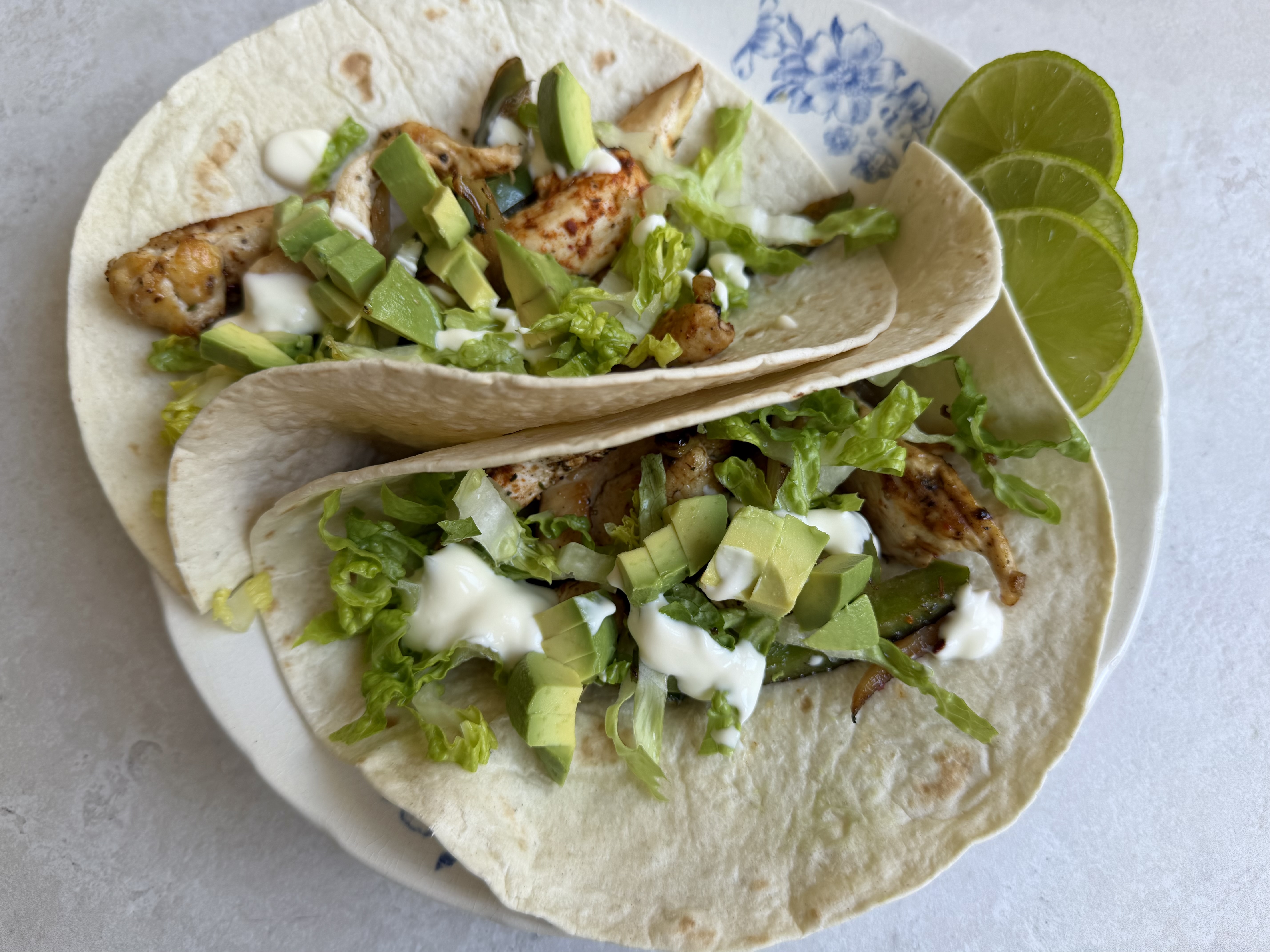 kyllingefajitas i lune tortillas med avokado og creme fraiche