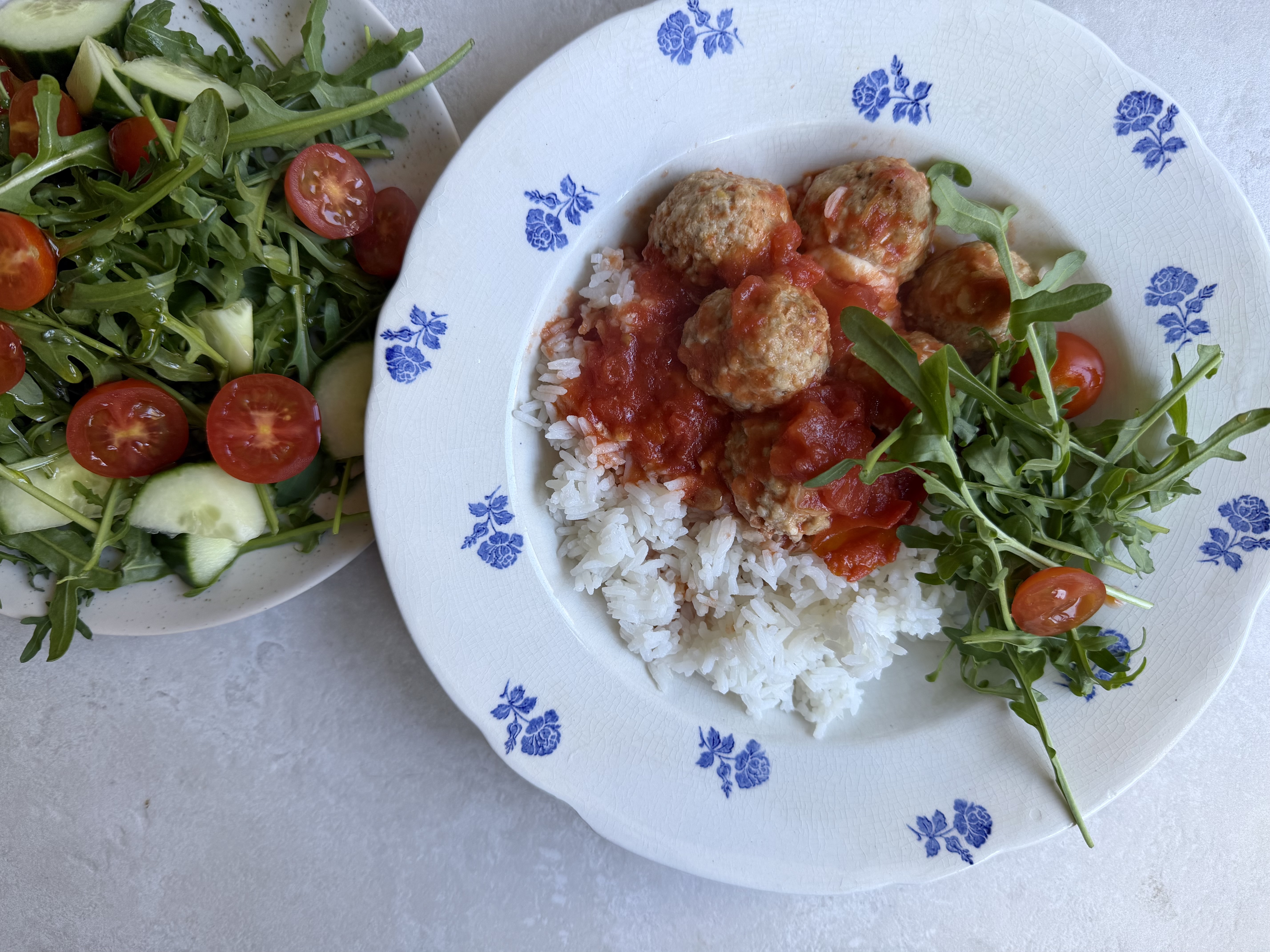 Bagte kødboller i tomatsauce med mozzarella og sprød salat