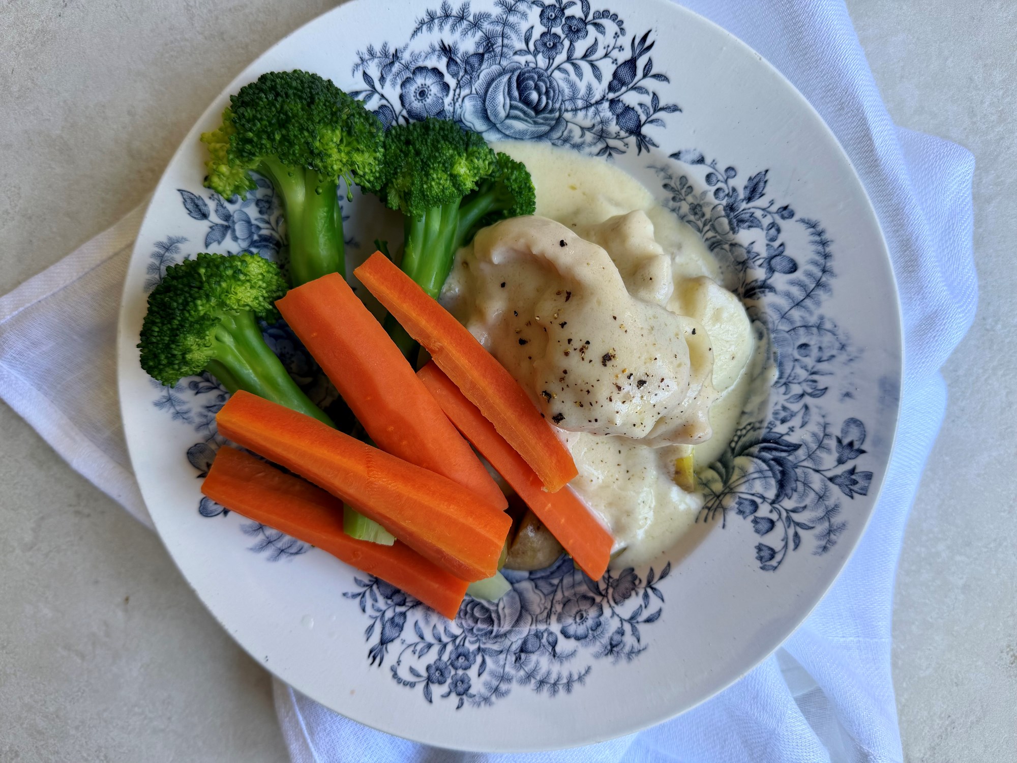 Høns i asparges med kartofler og dampede grøntsager