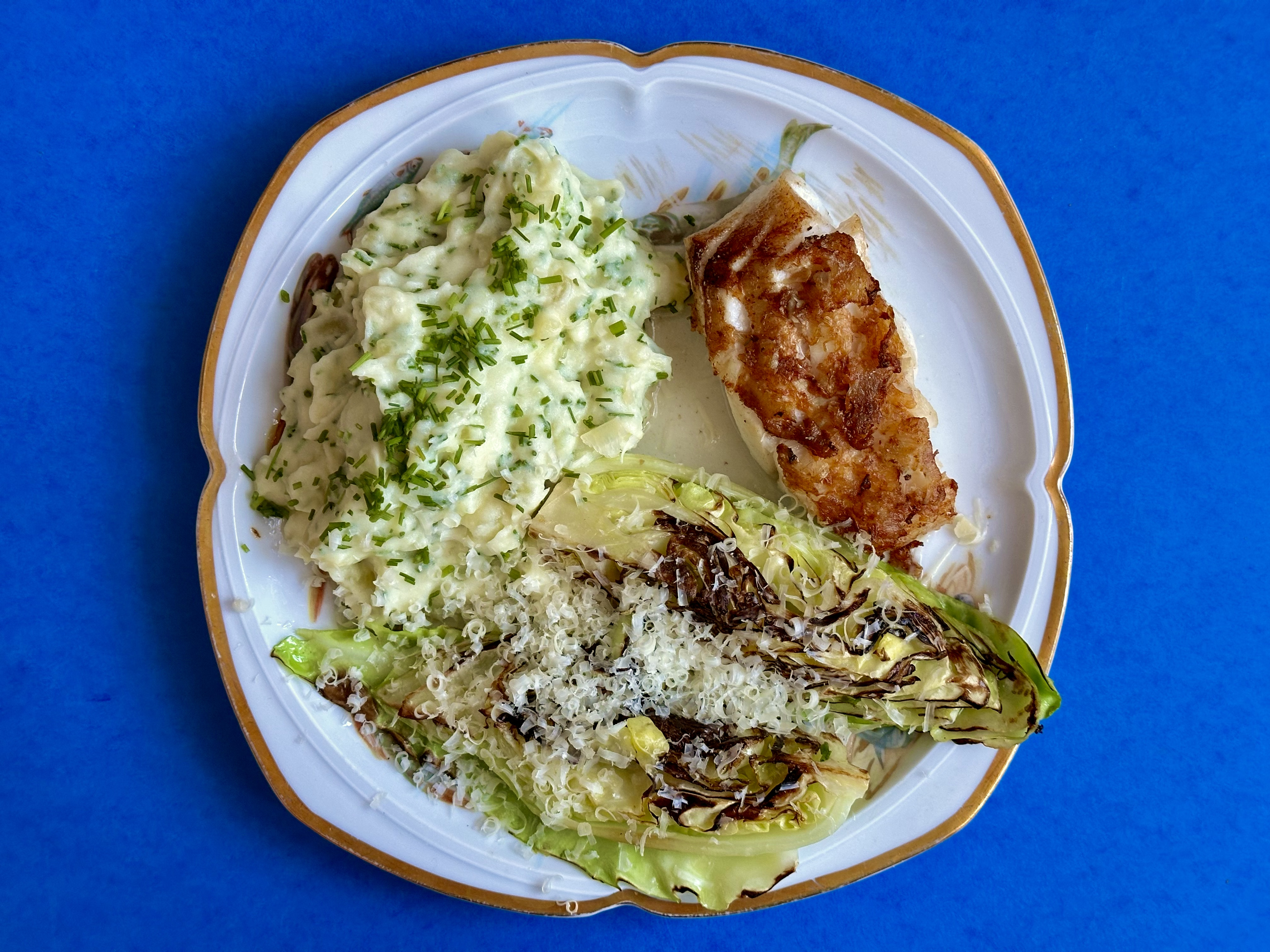 Stegt kulmule/hvilling med blød kartoffel, purløg og stegt spidskål