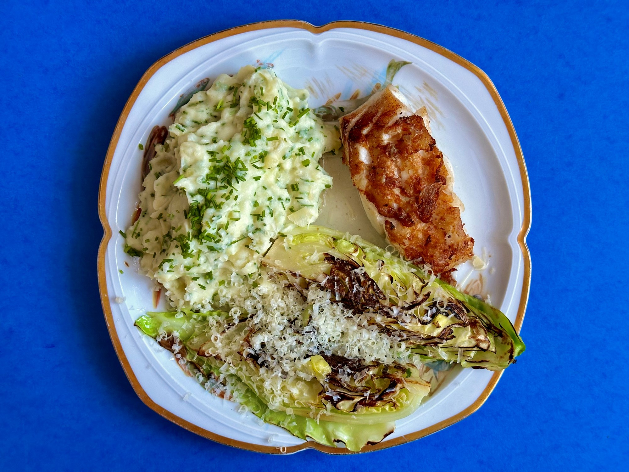 Stegt kulmule/hvilling med blød kartoffel, purløg og stegt spidskål