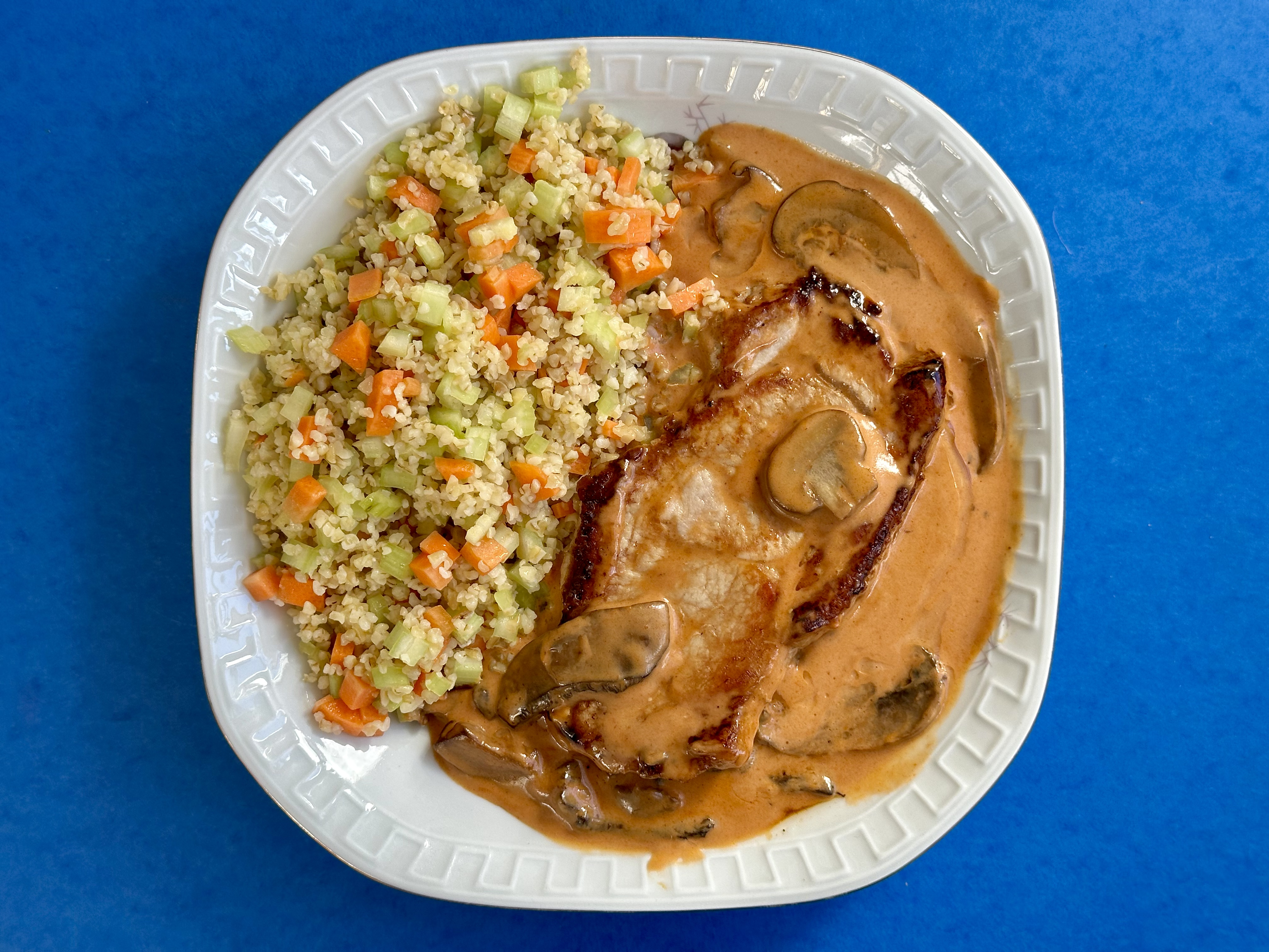 Koteletter i fad med champignon og urtebulgur