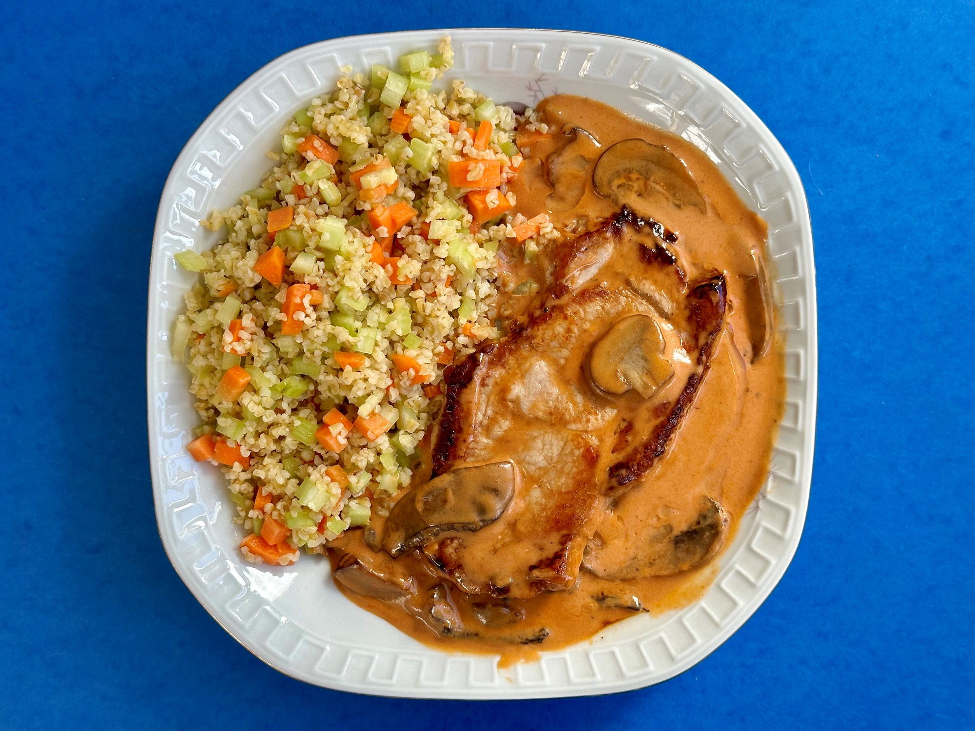 Koteletter i fad med champignon og urtebulgur