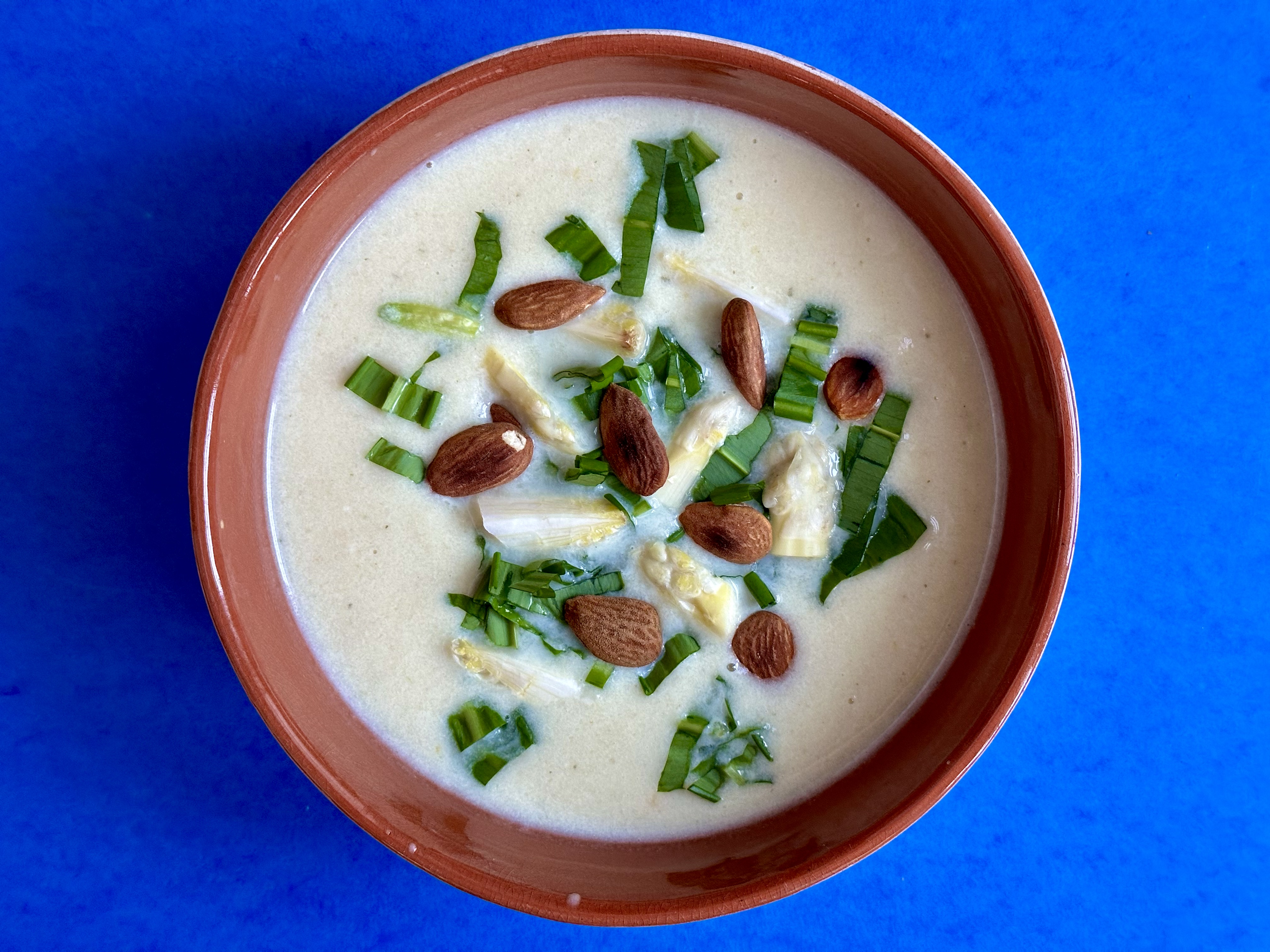 Aspargessuppe med ramsløg, ristede mandler og brød