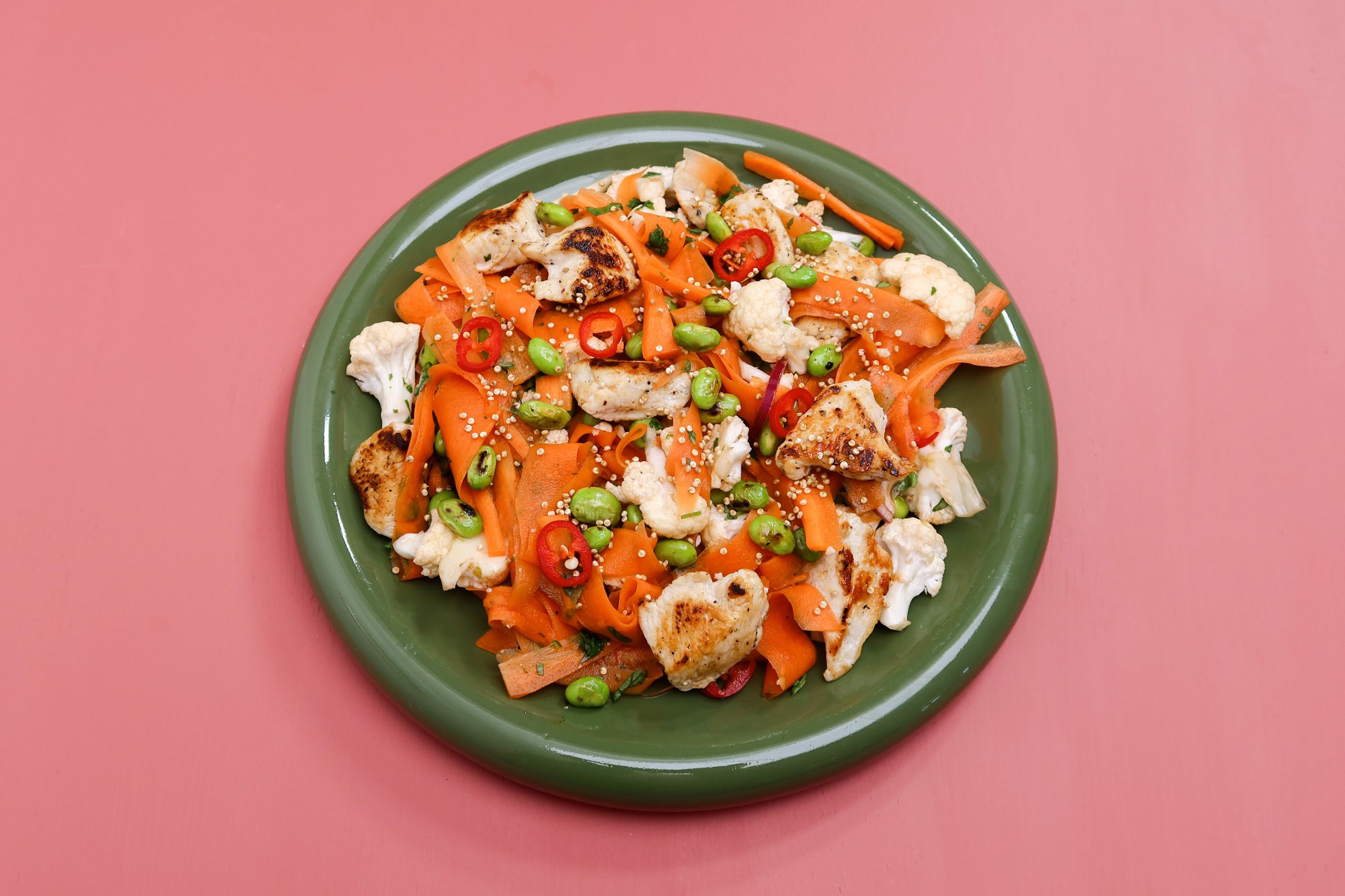 Asiatisk gulerodssalat med edamamebønner og kylling