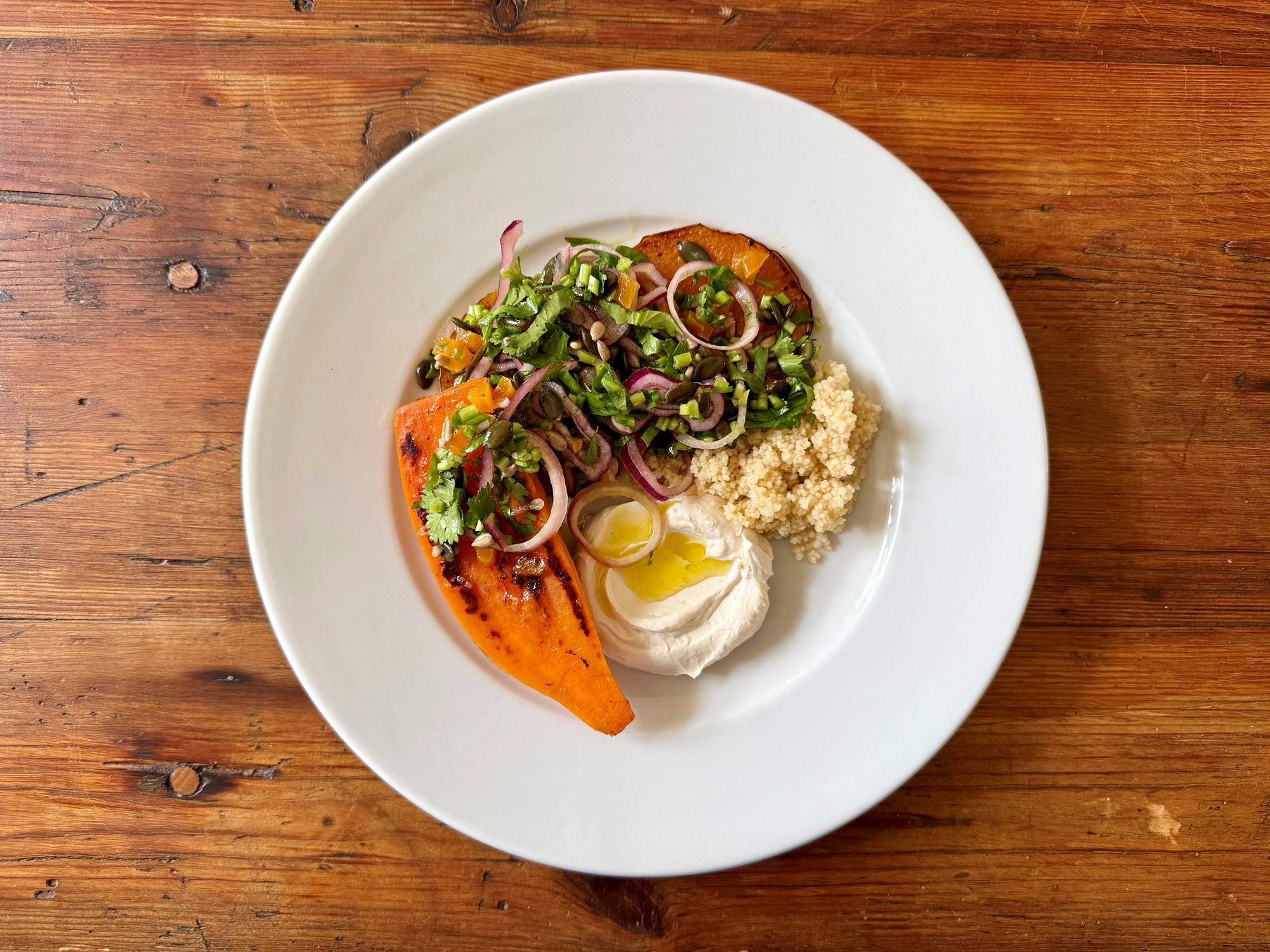Sød kartoffel og butternutsquash med frisk løgsalat og abrikos