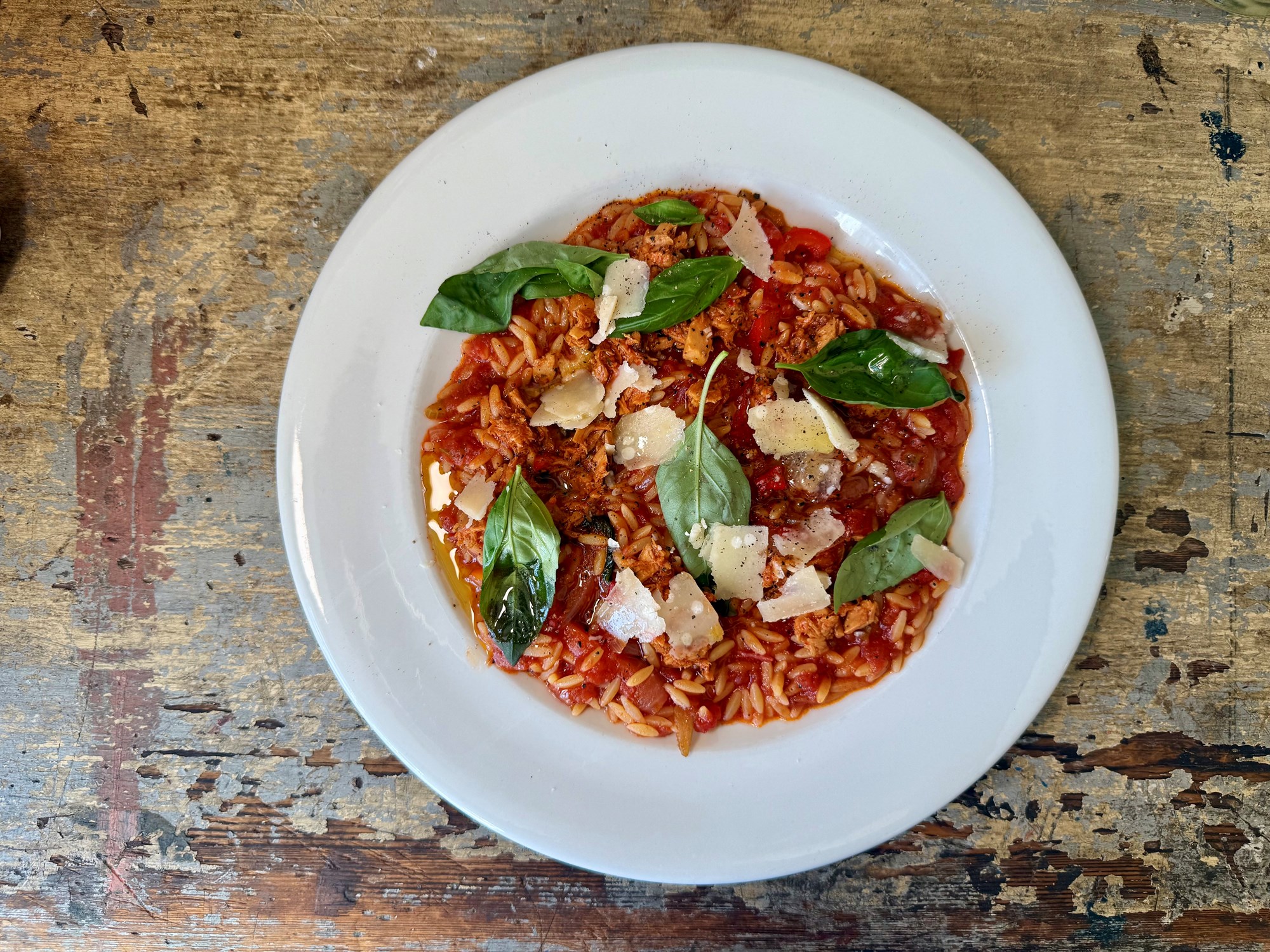 Orzo med peberfrugtsauce og tun