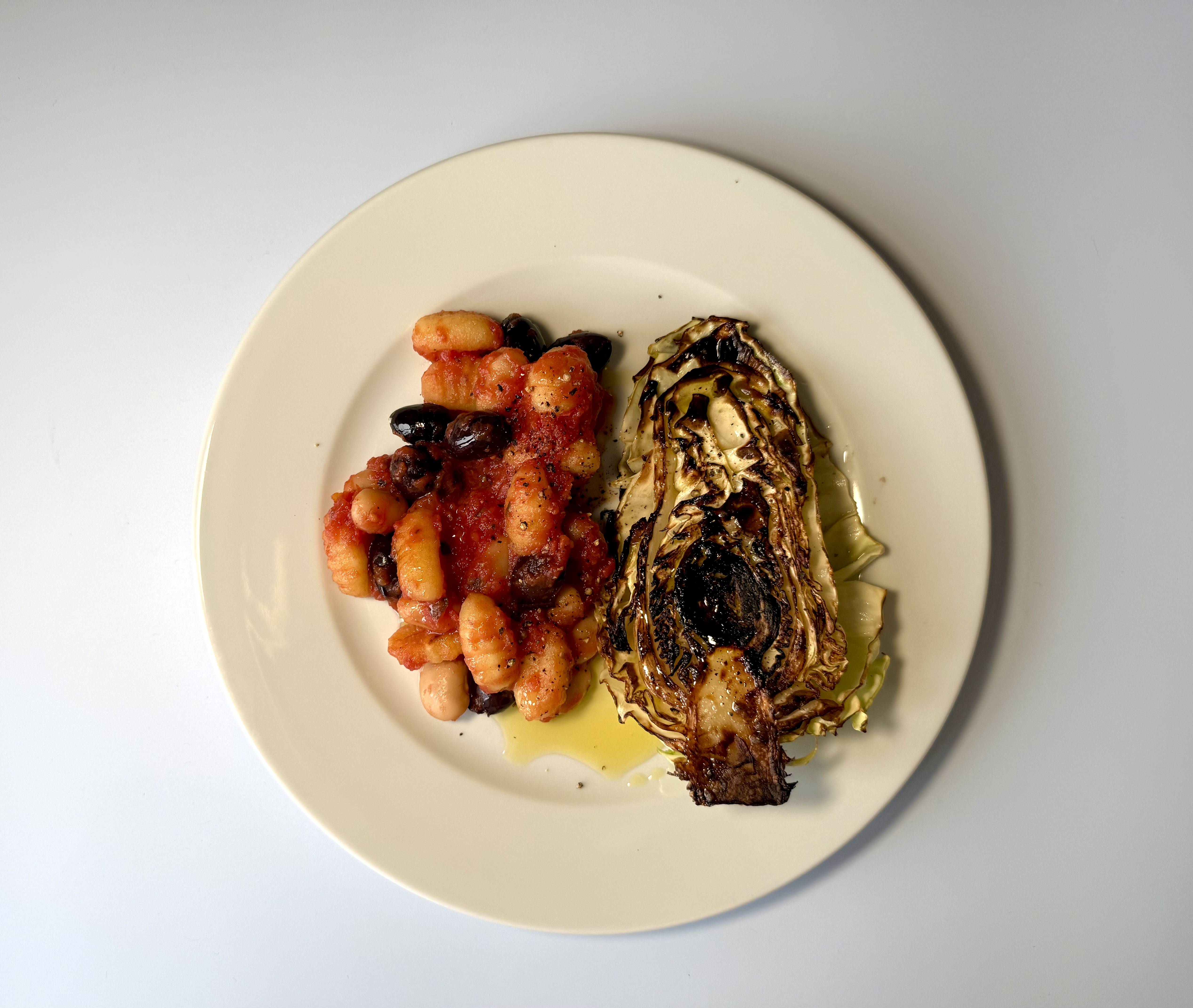 Gnocchi med tomatsovs, bønner og stegt kål