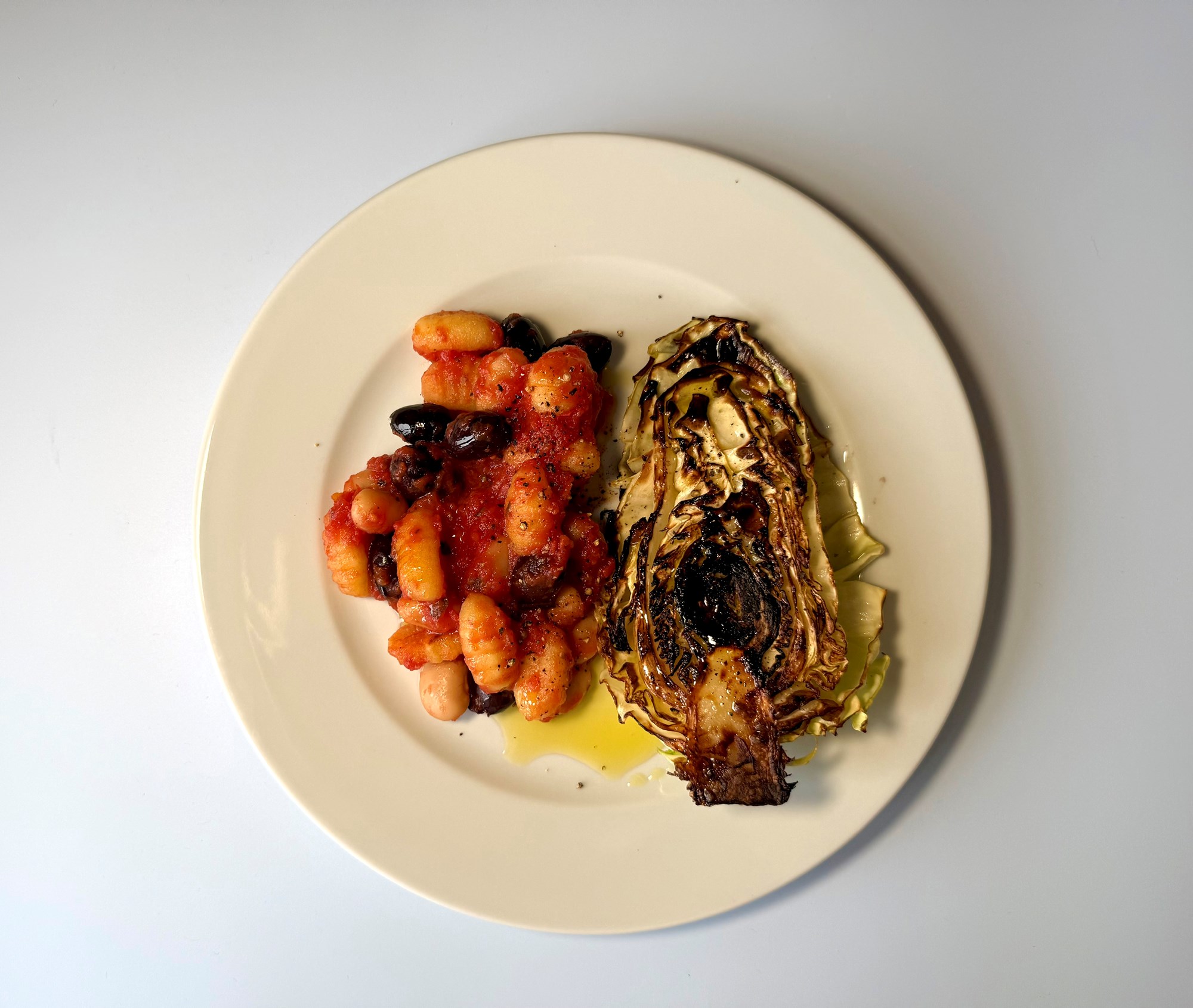 Gnocchi med tomatsovs, bønner og stegt kål
