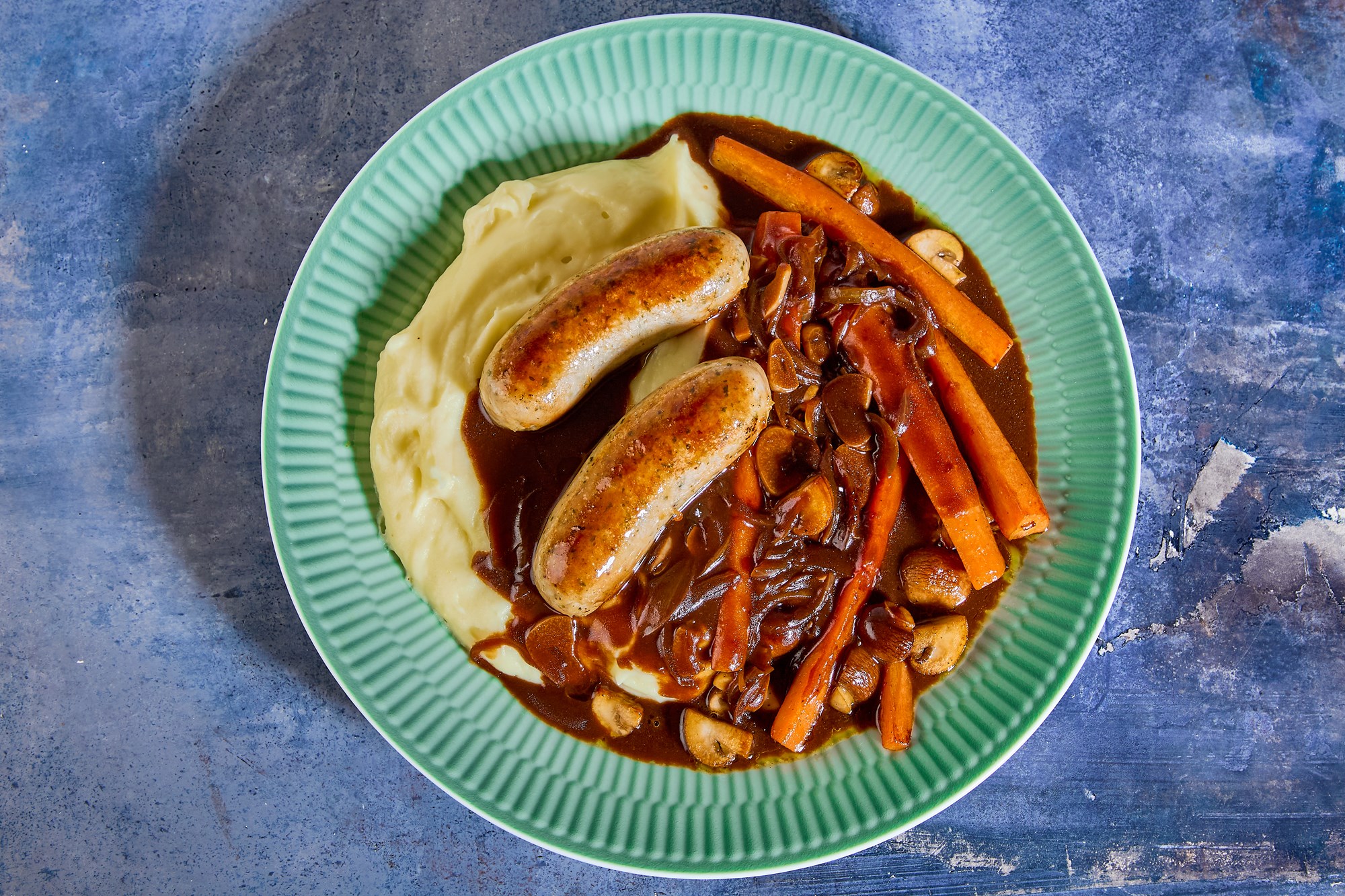 Bangers & mash med løgsovs og champignons