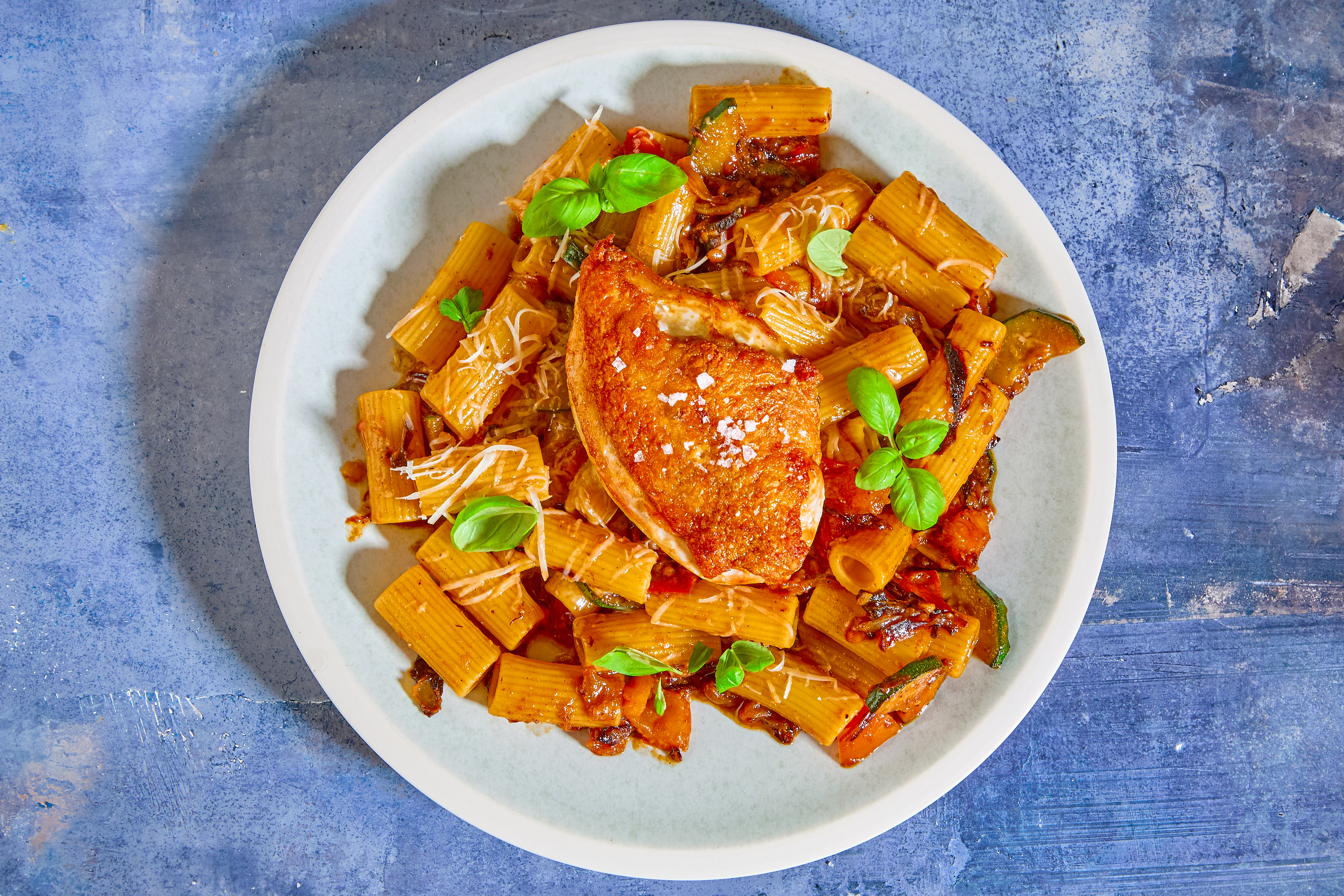 Rigatoni med kylling, zucchini og pinjekerner