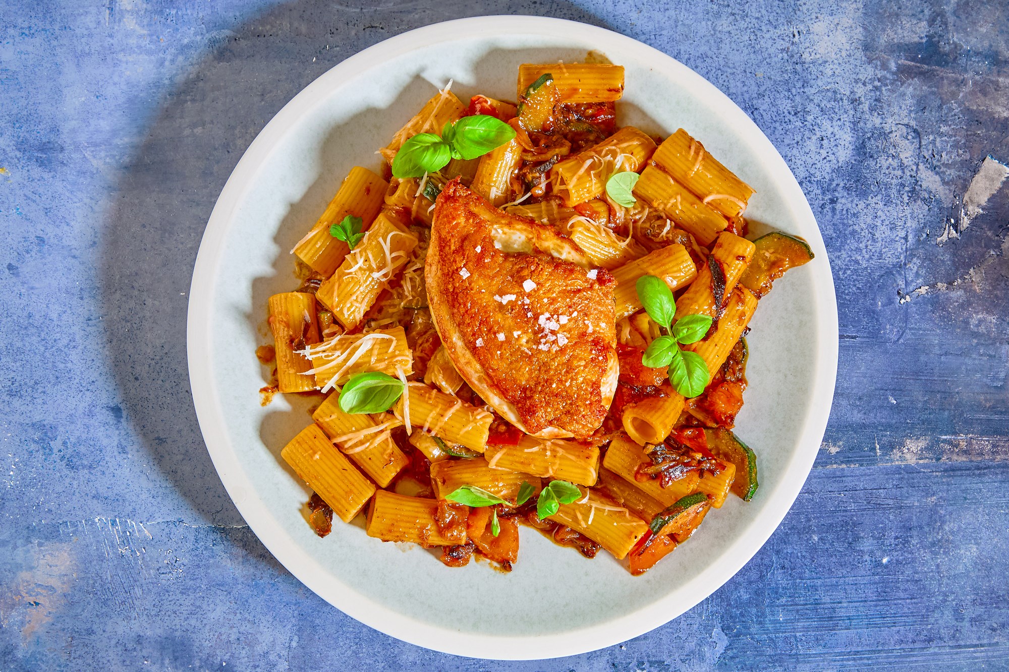 Rigatoni med kylling, zucchini og pinjekerner
