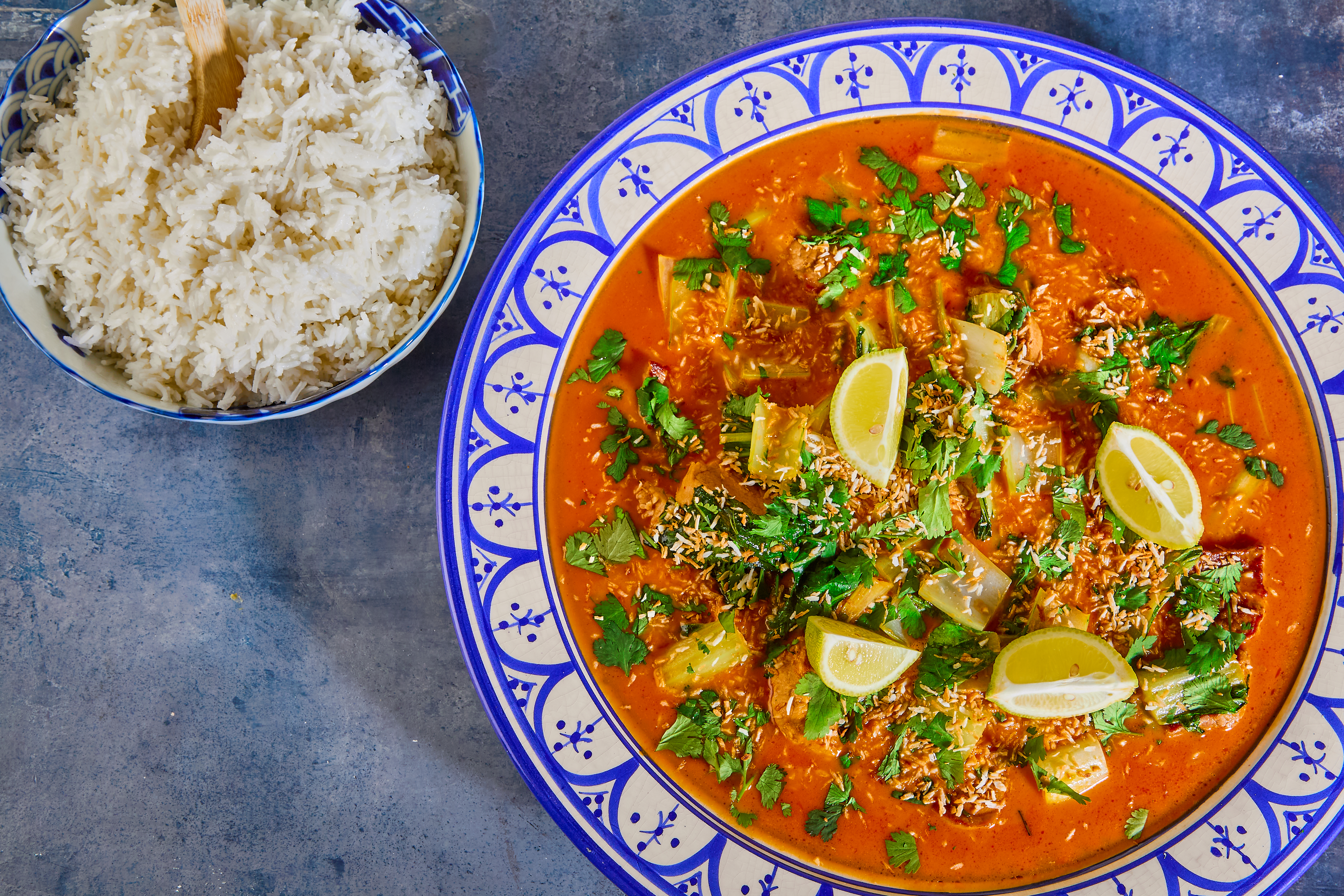 Kuller i rød kokoscurry med sprød kokos og basmatiris