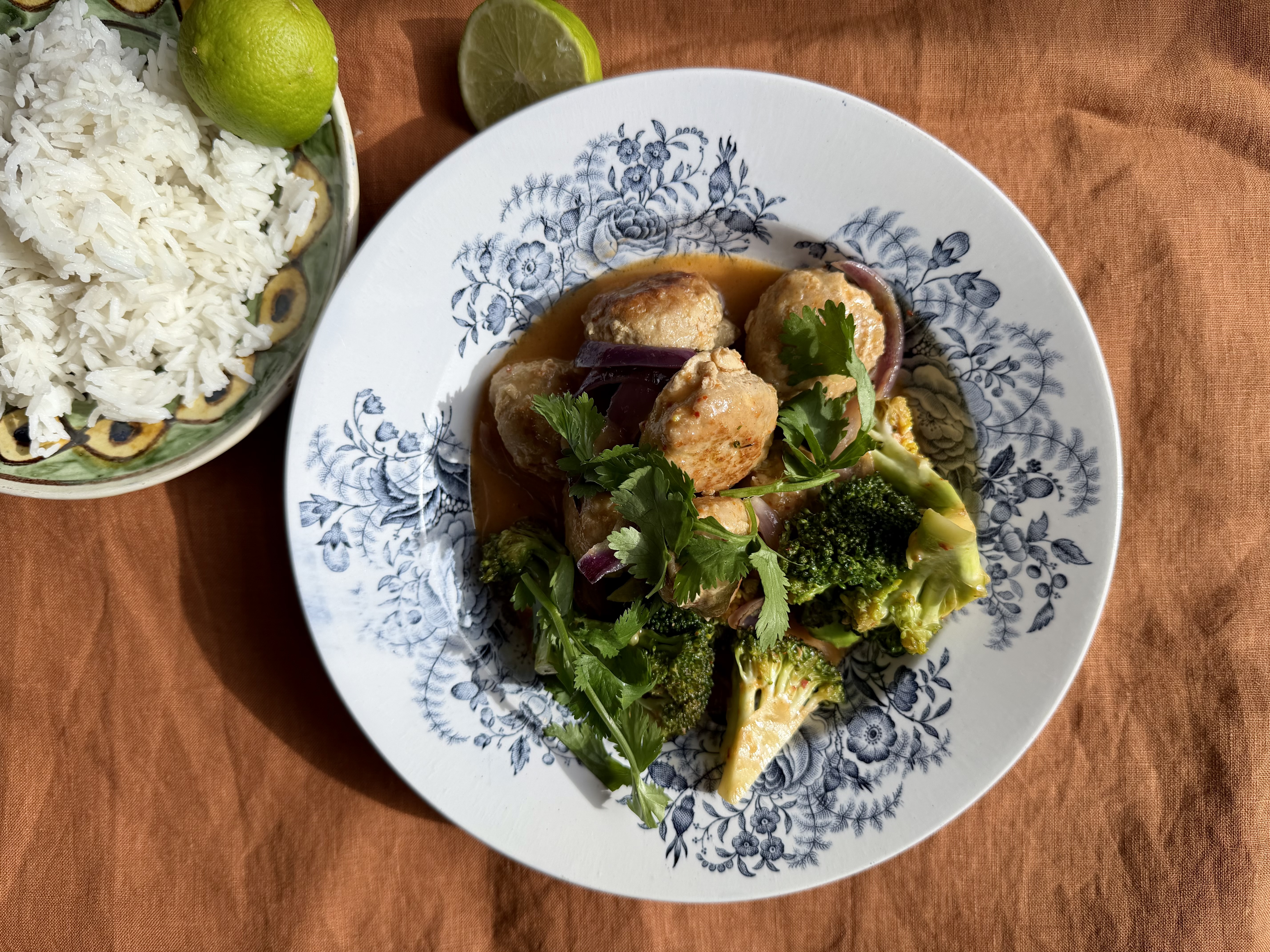 Kødboller i rød karrysauce med kokos, broccoli og ris