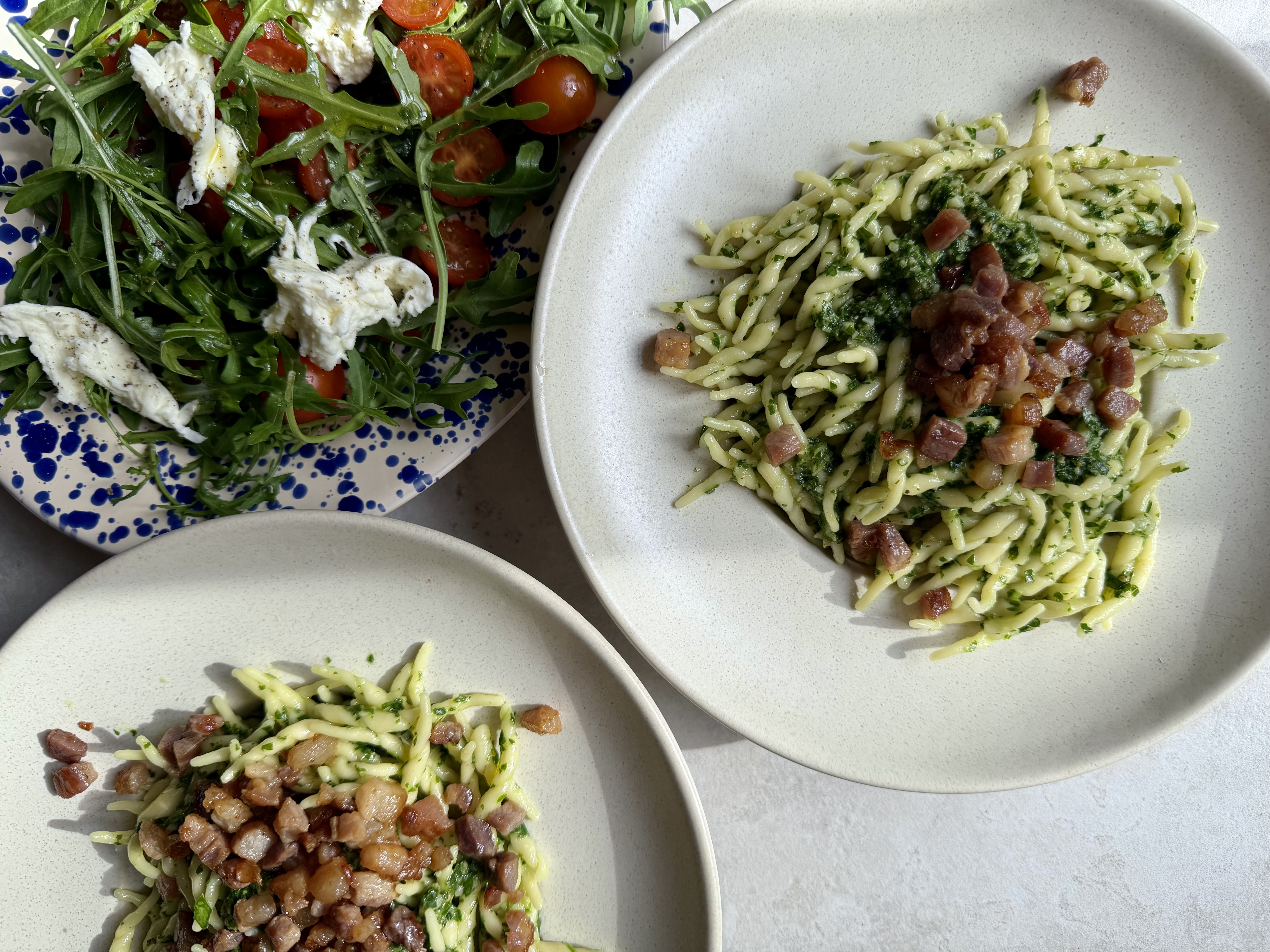 Frisk trofie med grov pesto, bacon og salat med mozzarella