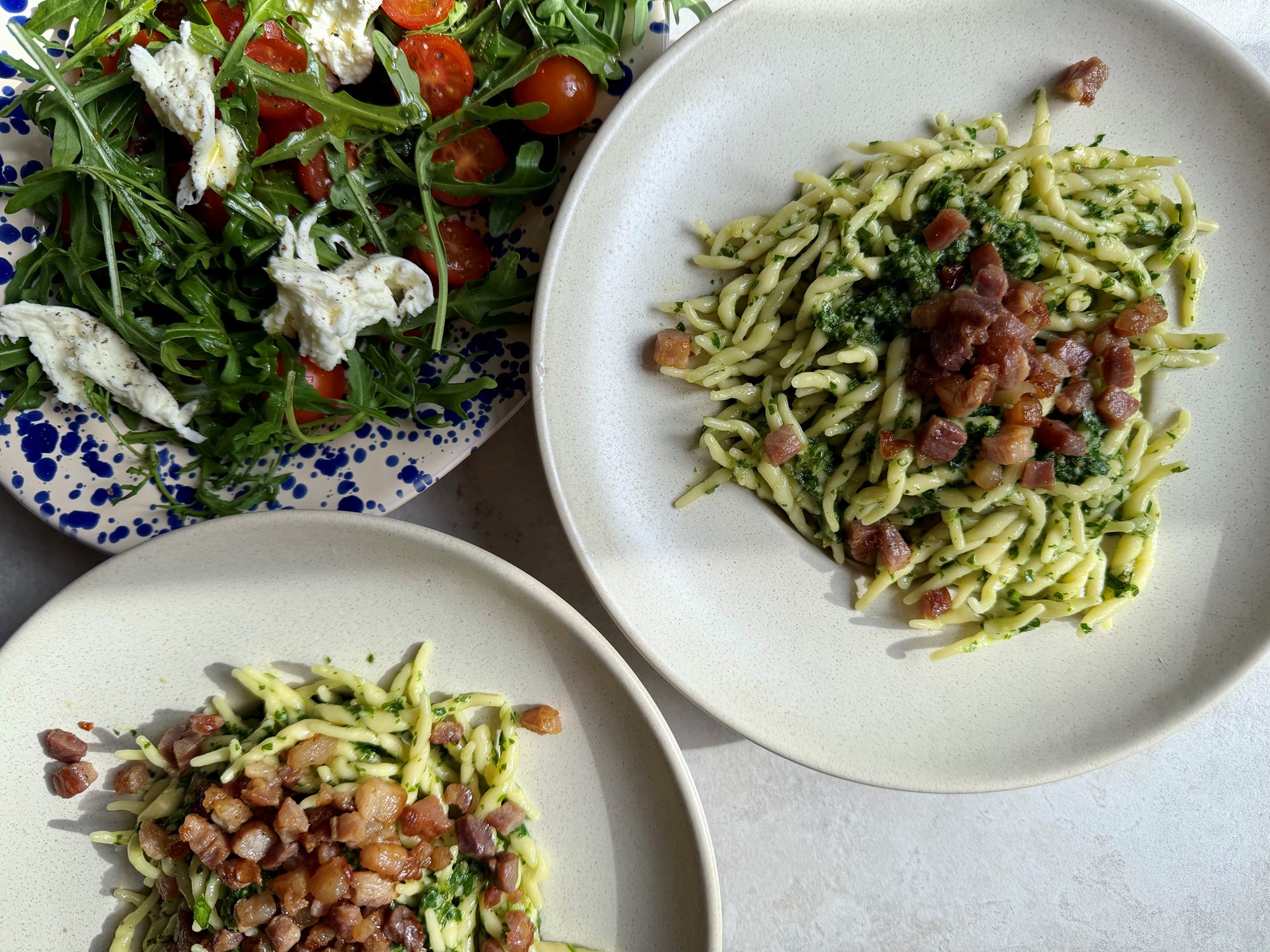 Frisk trofie med grov pesto, bacon og salat med mozzarella