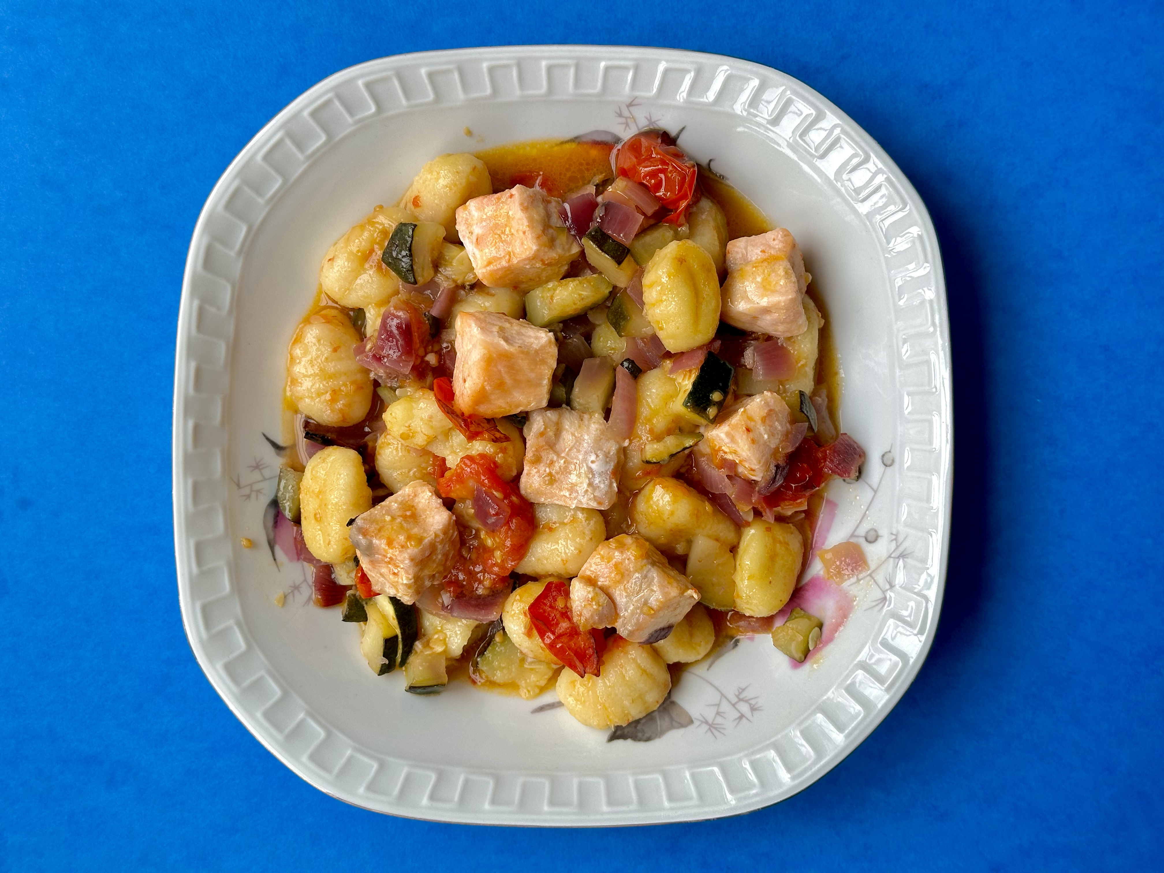 Laks i gnocchi med squash og cherrytomater