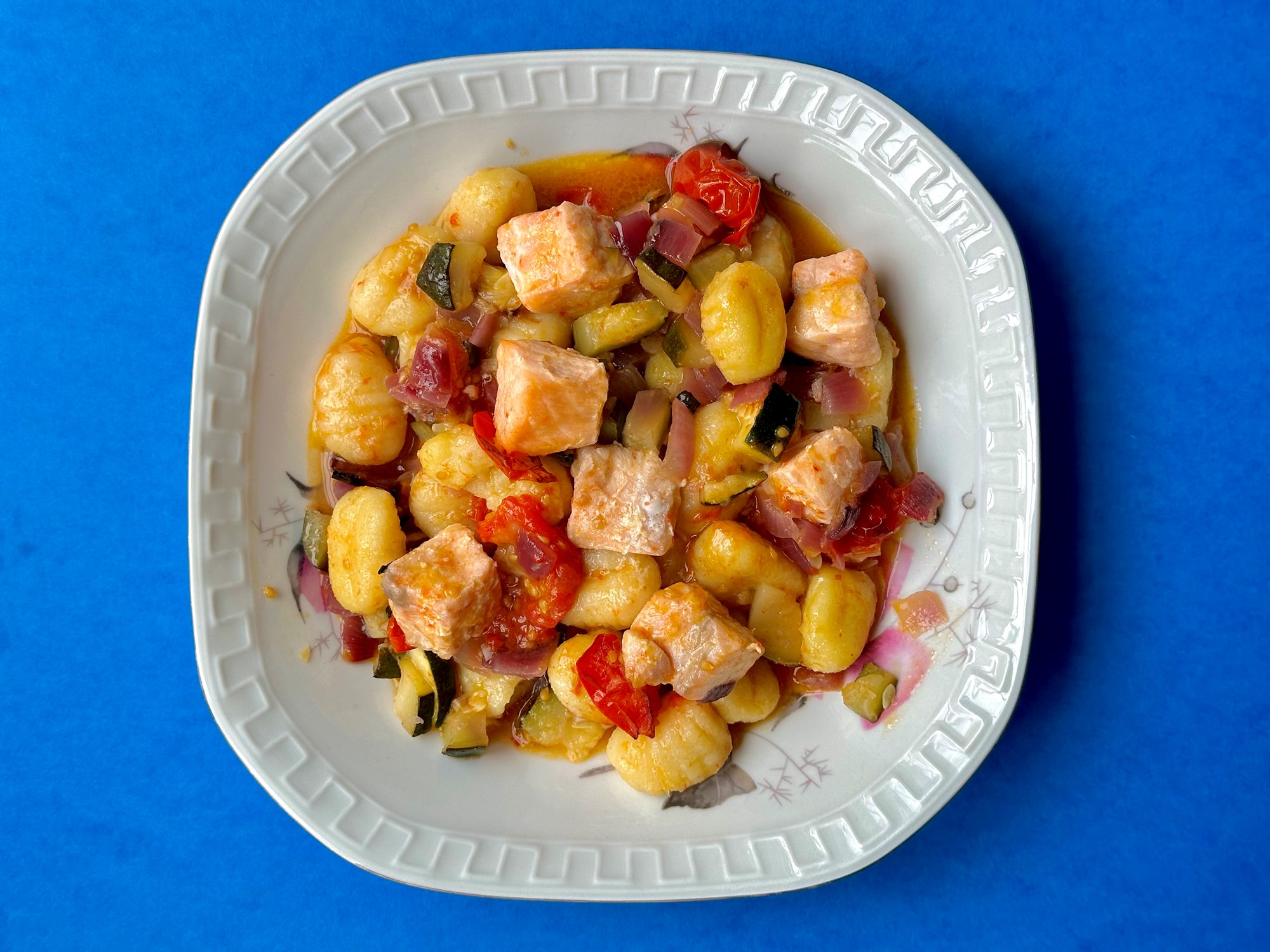 Laks i gnocchi med squash og cherrytomater