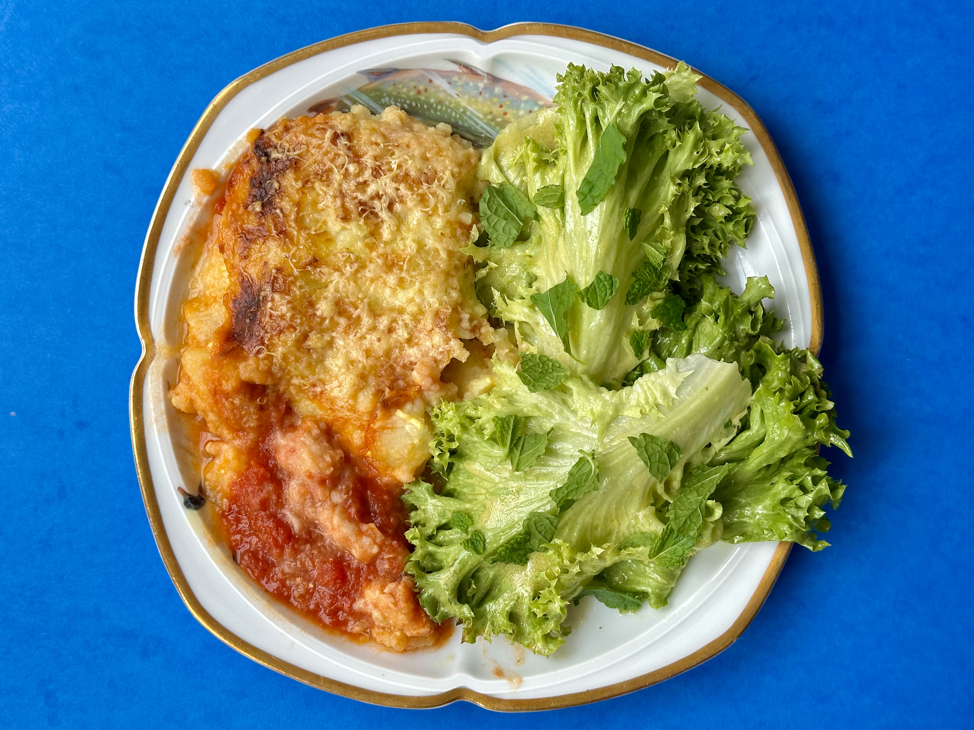 Parmesangratineret lyssej med myntesalat