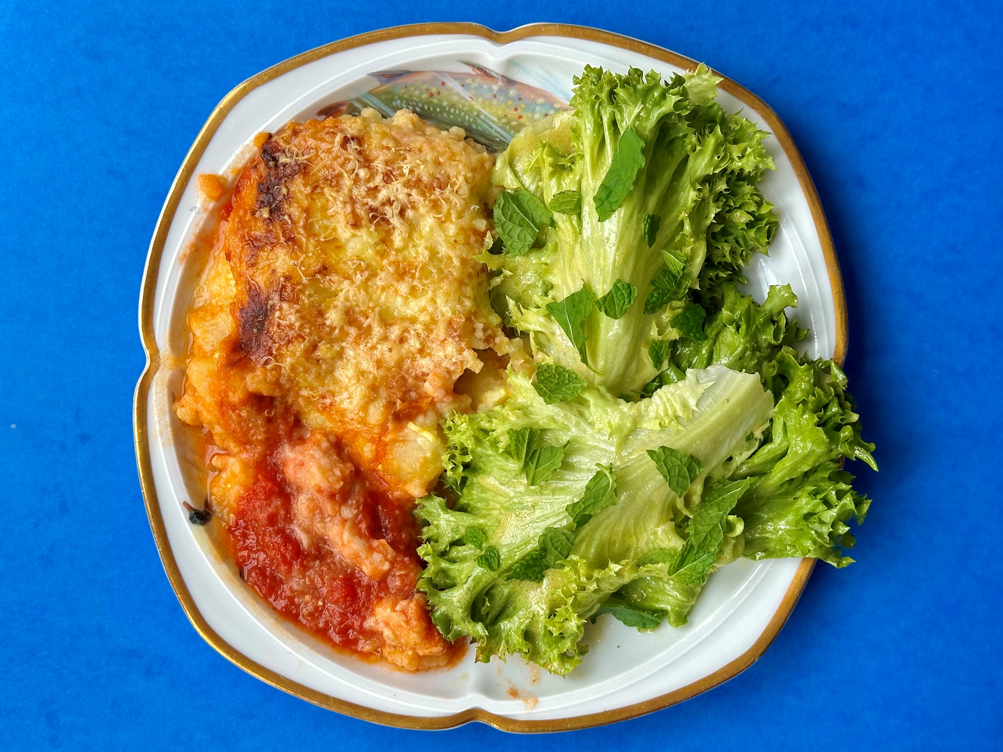 Parmesangratineret lyssej med myntesalat