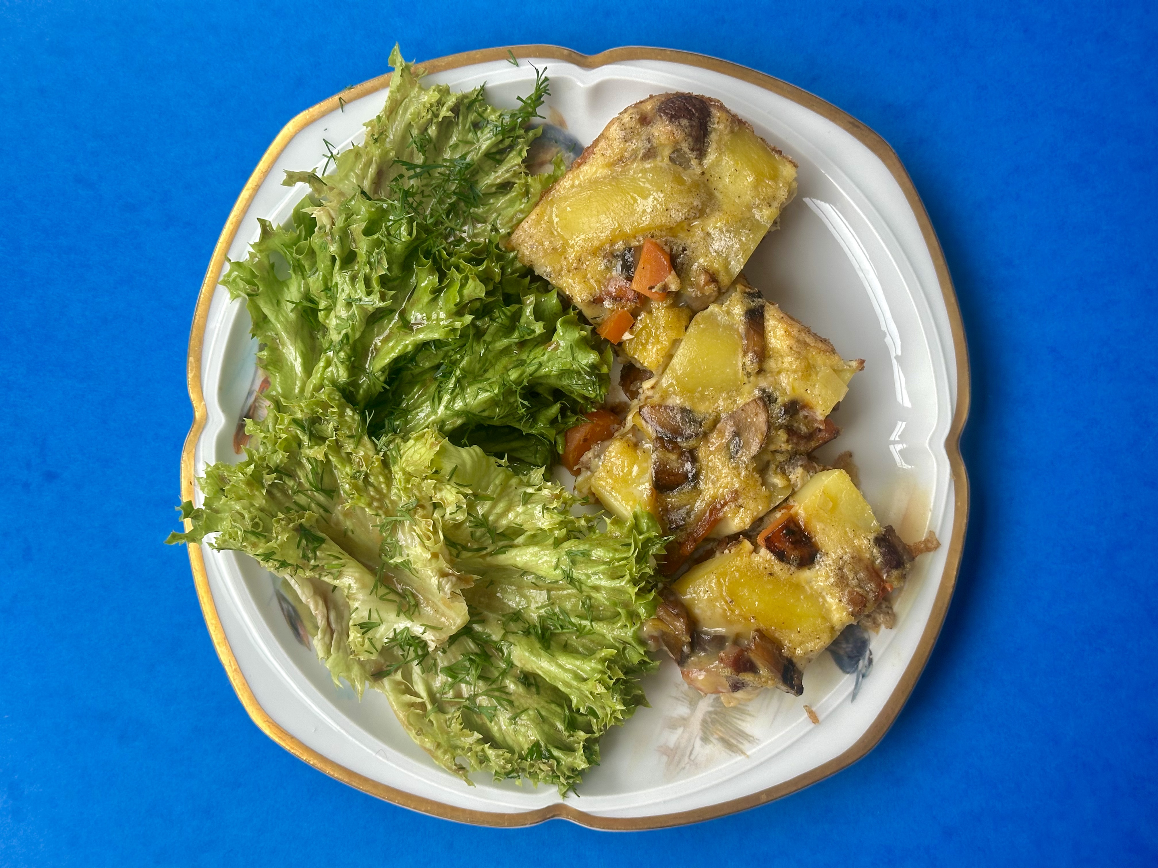 Spansk tortillas med bacon og frisk grøn salat