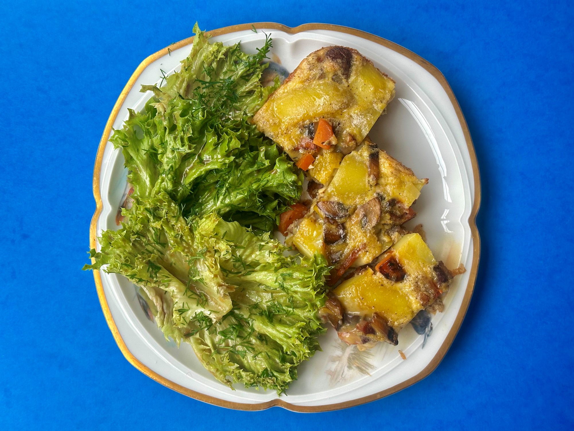 Spansk tortillas med bacon og frisk grøn salat