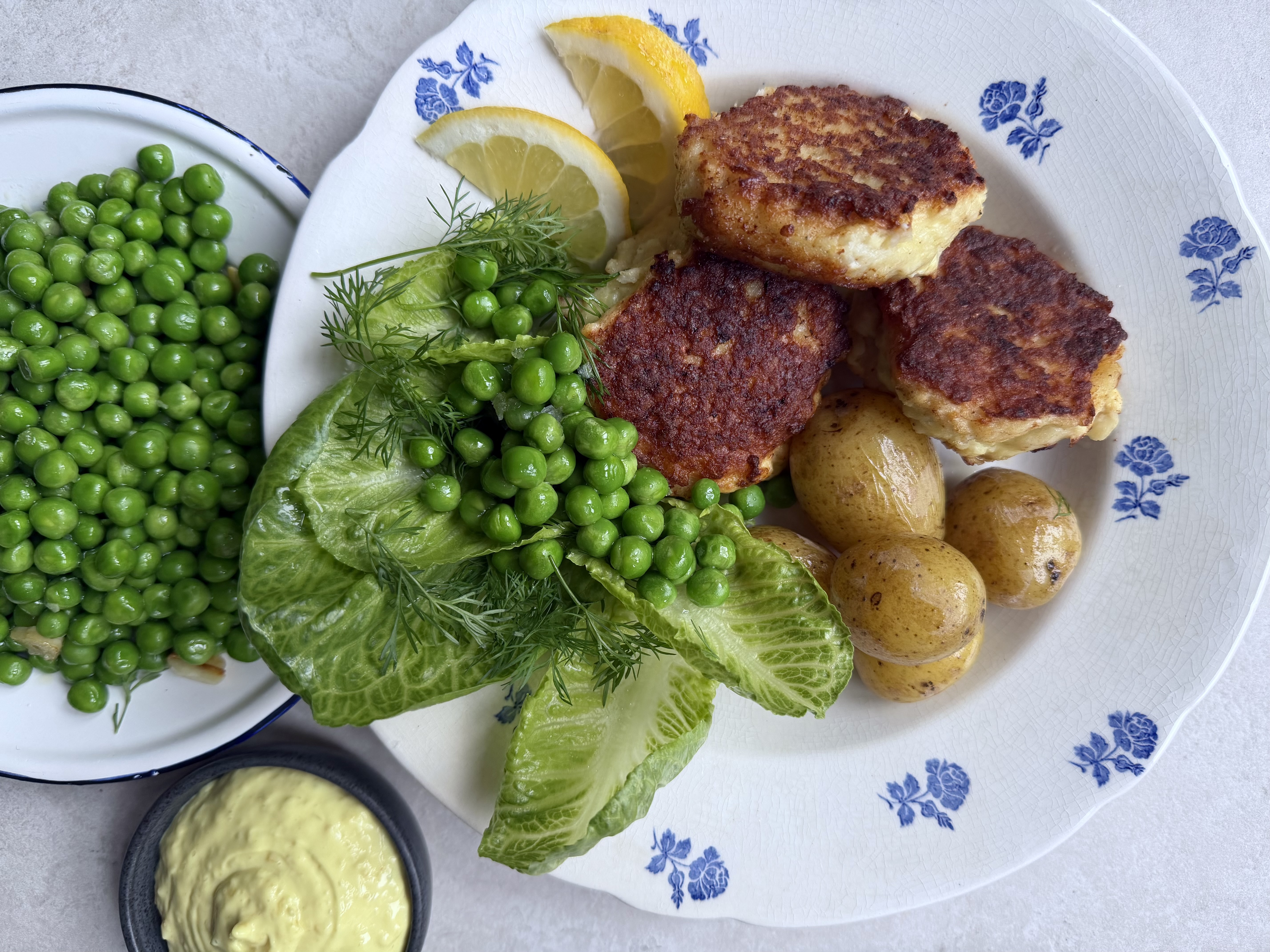 Fiskefrikadeller med lune ærter, salat og remoulade