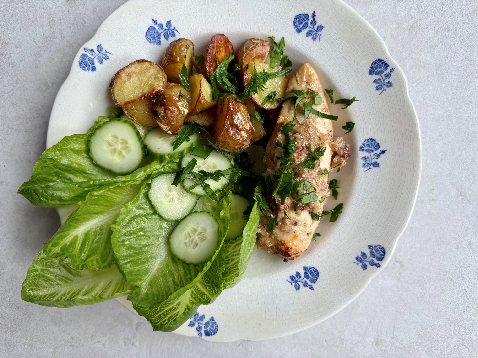 Parmesan-kylling med sprød dukkah, ovnkartofler og frisk salat