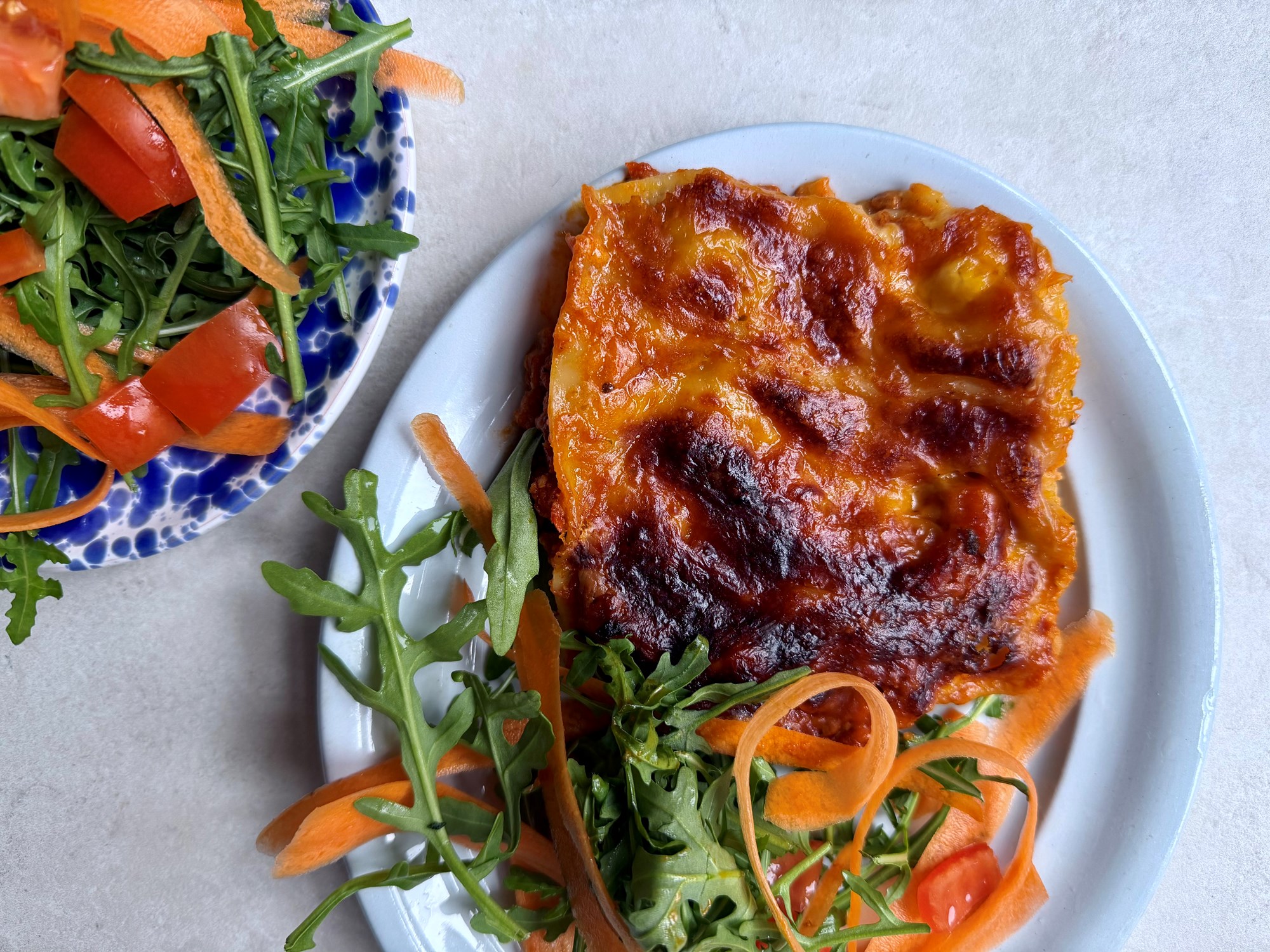 HEAT lasagne med rucolasalat med tomat