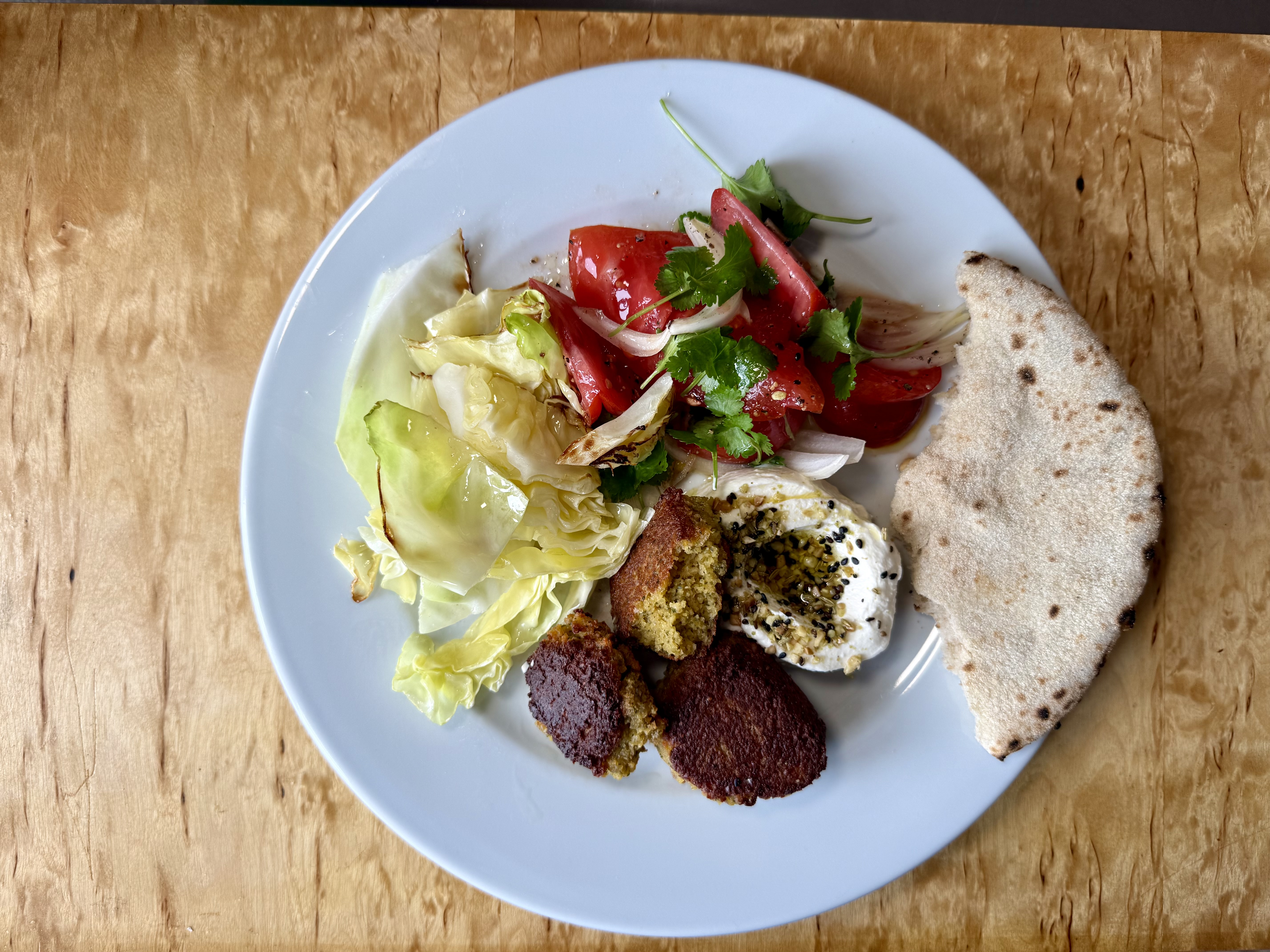 Falafel og tomatsalat