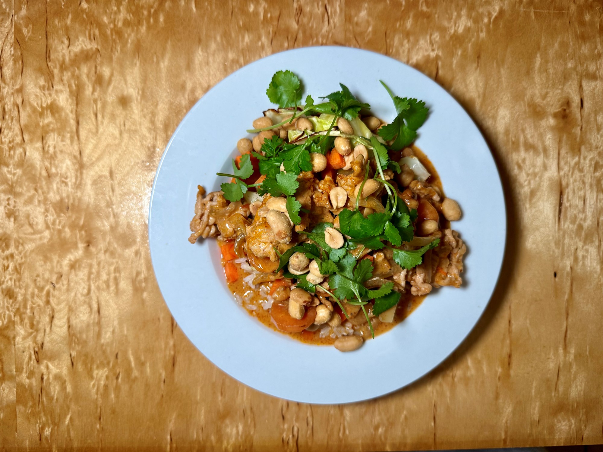 Rød karry med gris og peanuts