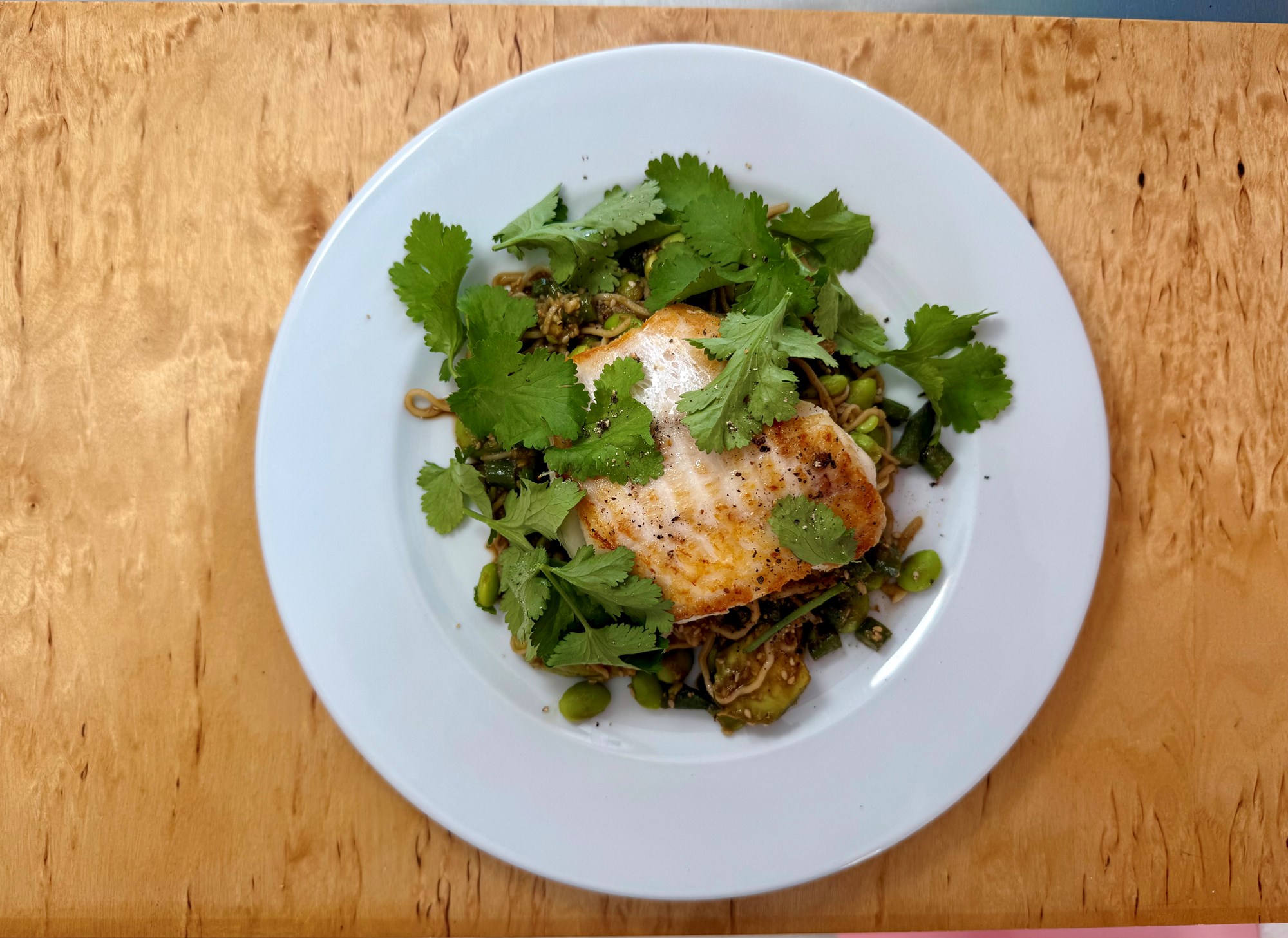 Mørksej med grøn nudelsalat