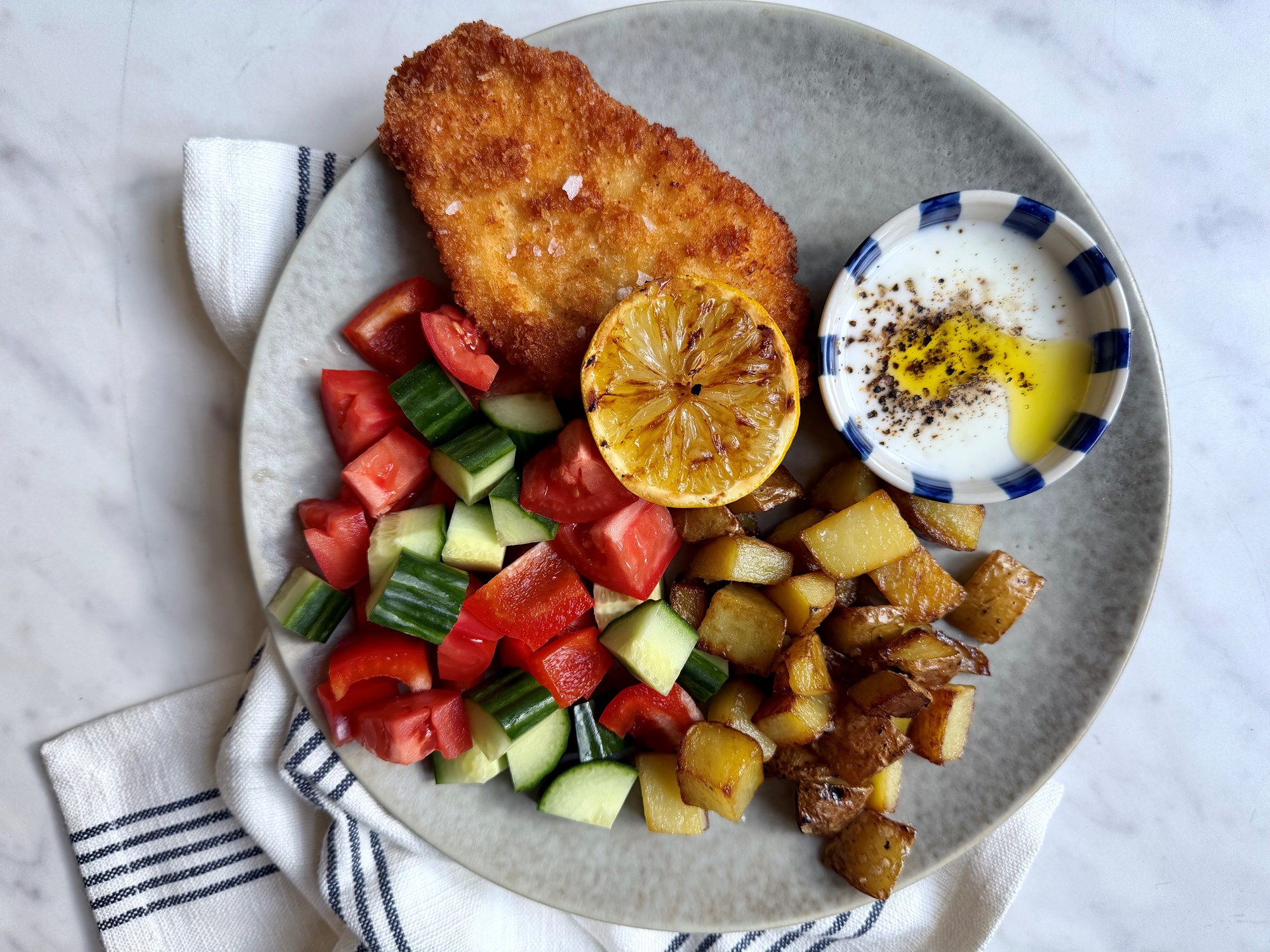 Kylling a la milanese med sprøde grøntsager og lun citronsaft