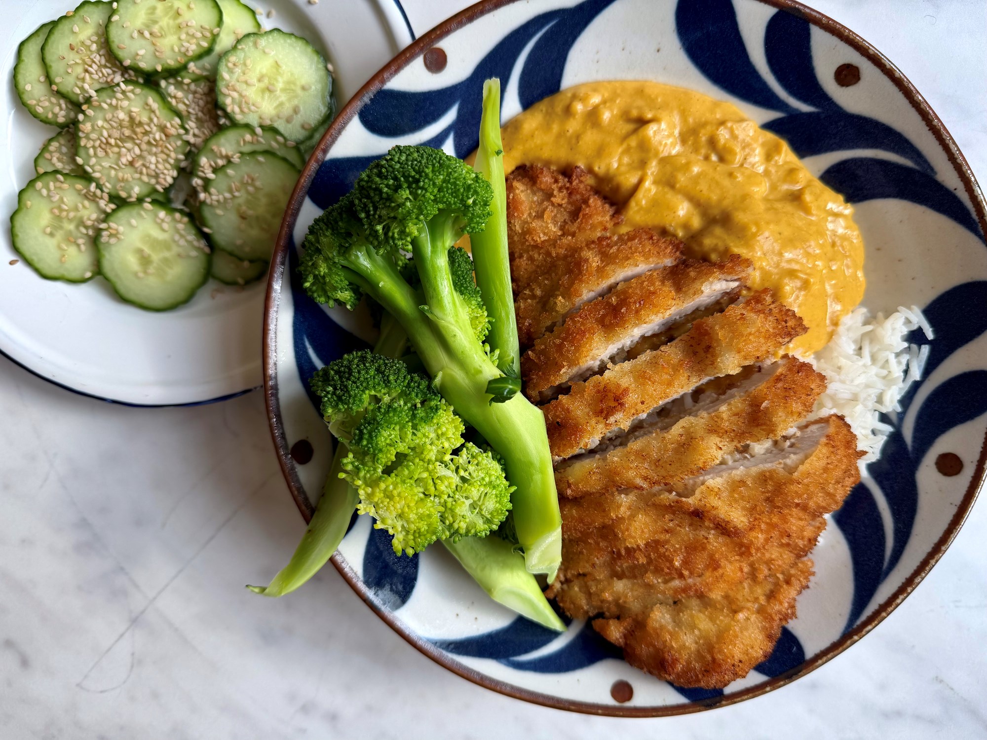 Kotelet a la katzu curry med ris, broccoli og letsyltede agurker