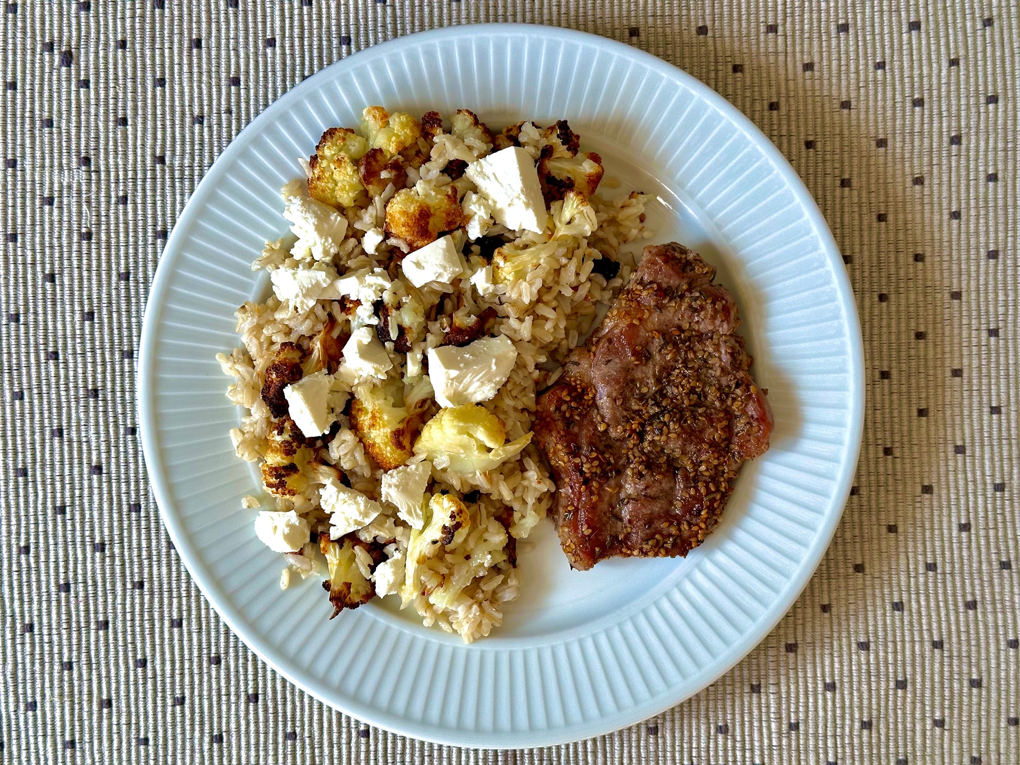 Za’atar stegte koteletter med bagt blomkål og kotaost